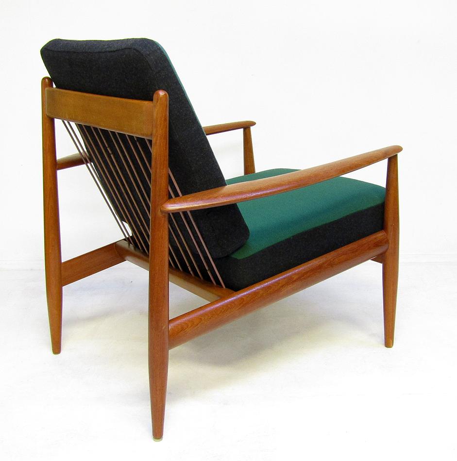 A 1950s model FD-118 lounge chair in teak and Kvadrat fabric by Grete Jalk for France and Daverkosen.

The earliest edition of this design, it has an elegant and streamlined form. The matching sofa is also available.

The cushions have been