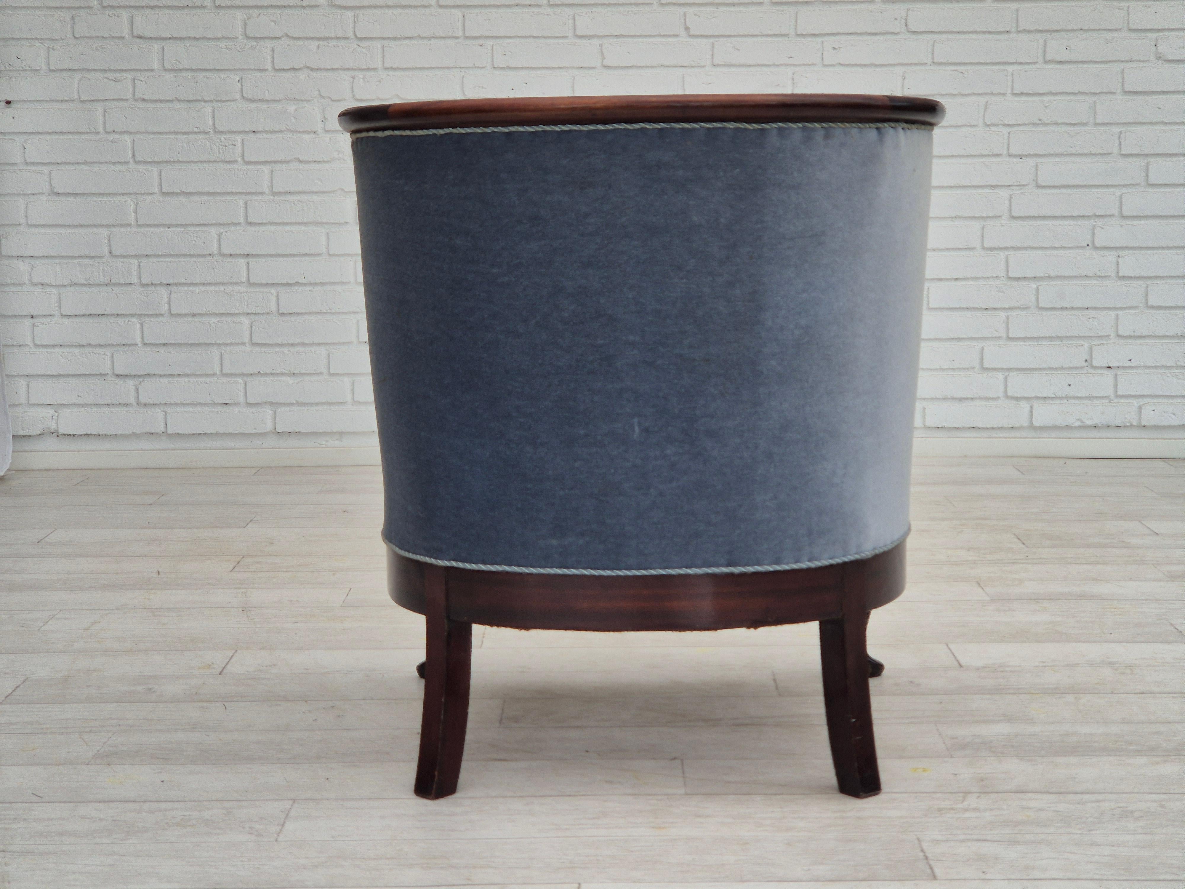 1950er Jahre, dänischer Sessel, Originalzustand, hellblauer Möbelvelours. (Mitte des 20. Jahrhunderts) im Angebot