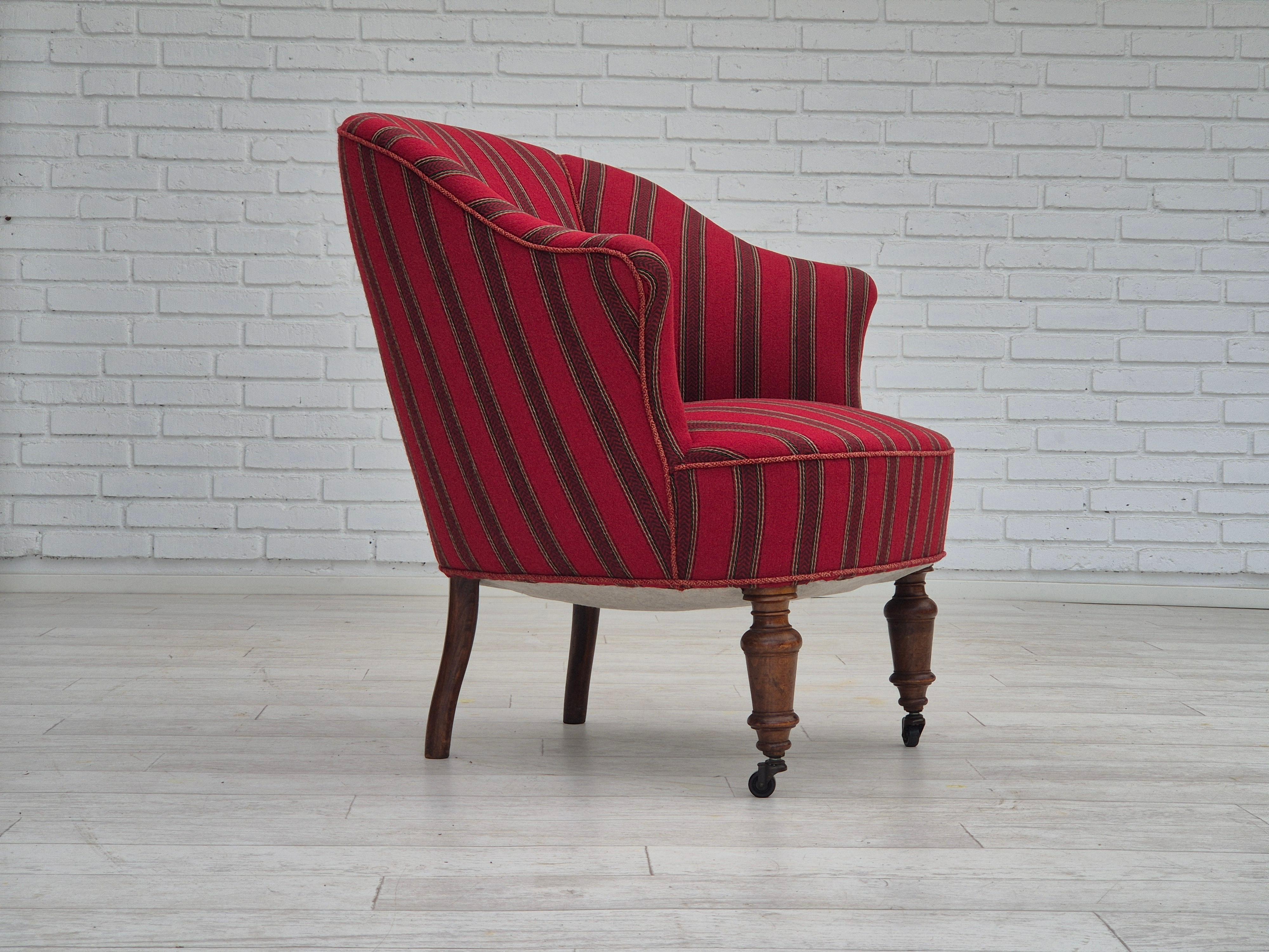 Chaise longue danoise des années 1950 en très bon état d'origine : pas d'odeur ni de tache. Tissu d'ameublement original en laine multicolore. Ressorts en laiton dans l'assise, pieds en hêtre avec roulettes sur les pieds avant. Fabriqué par un