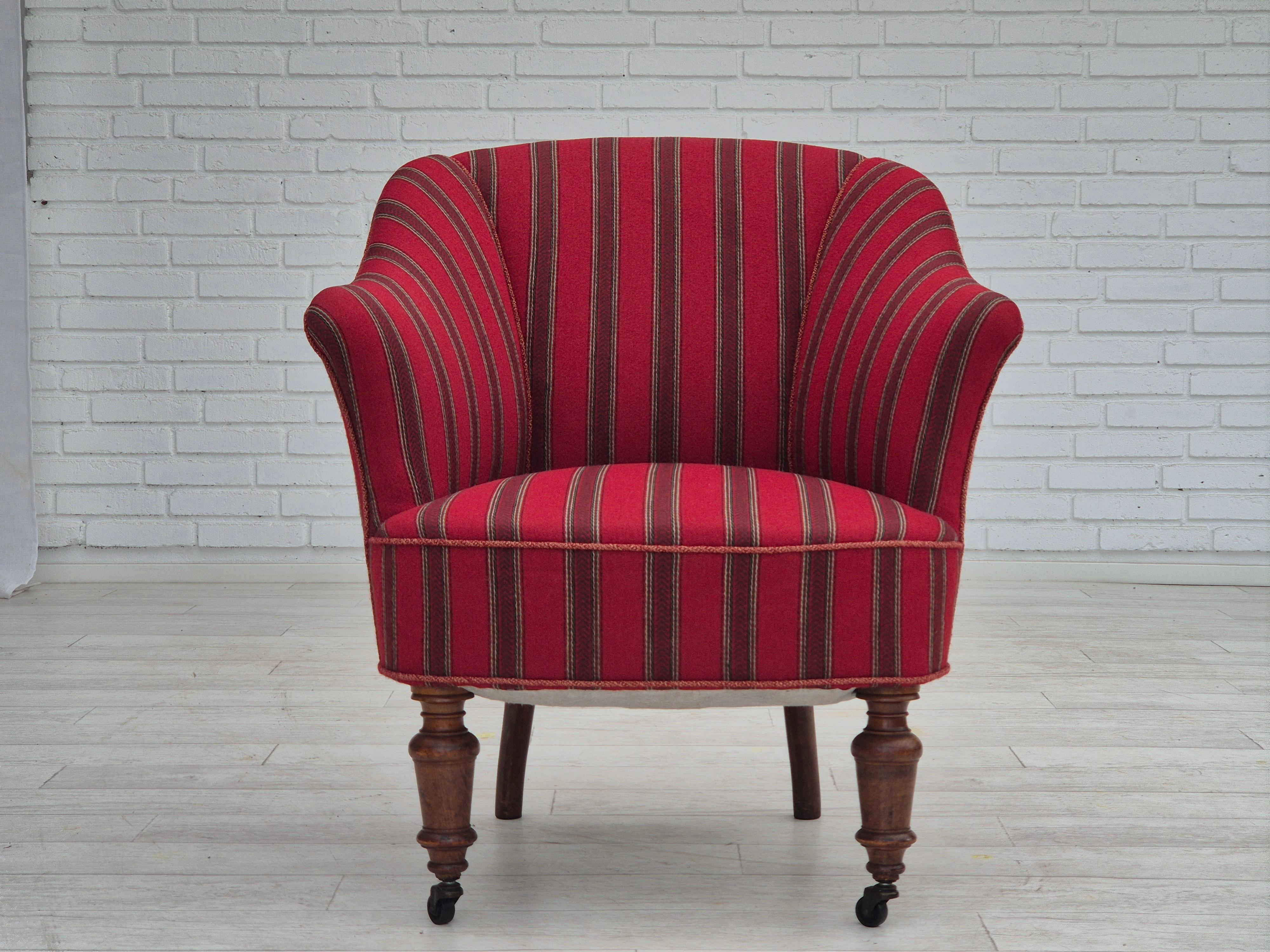 Dänischer Loungesessel, Originalzustand, 1950er Jahre, rote Möbelwolle. (Mitte des 20. Jahrhunderts) im Angebot