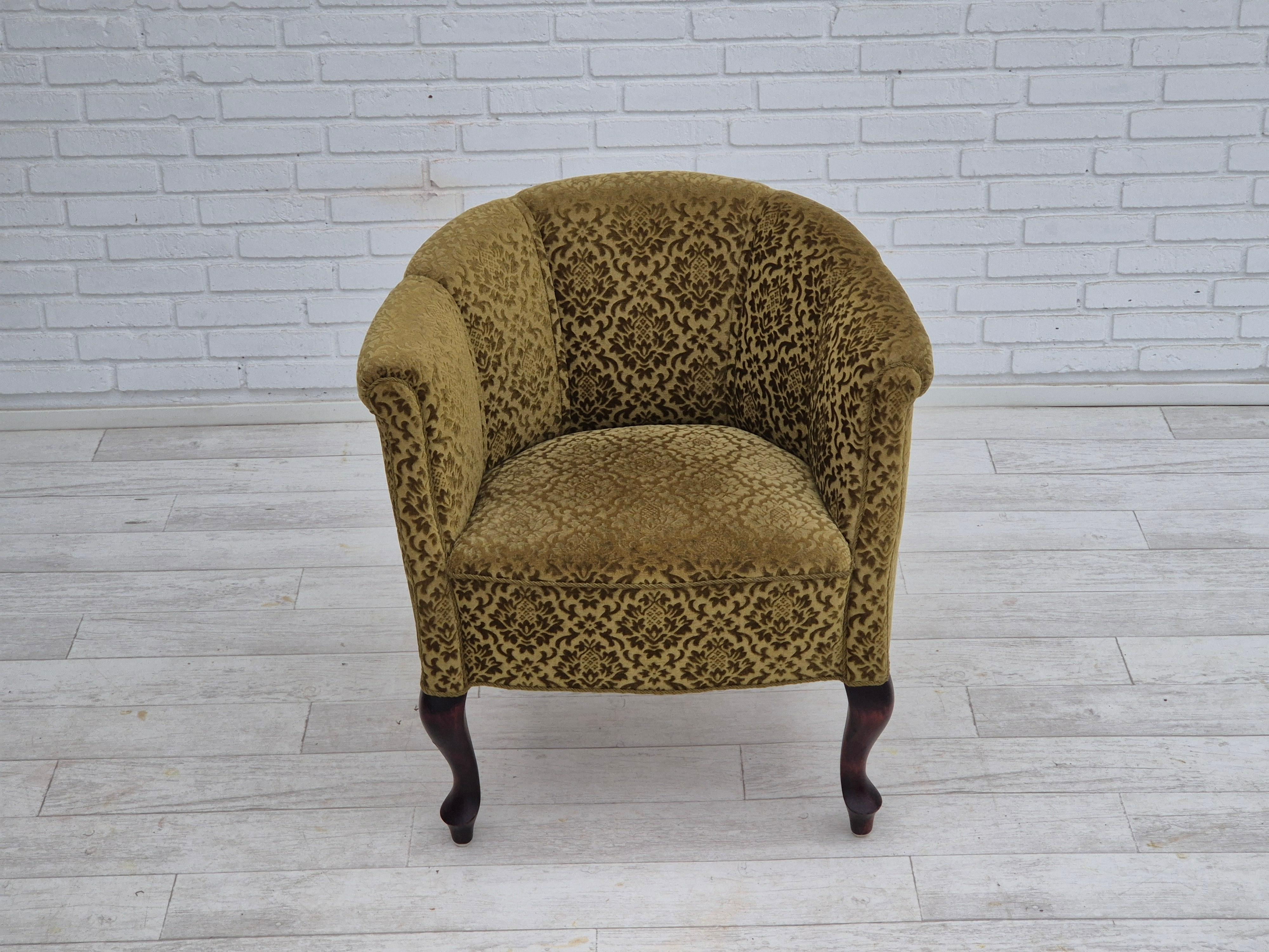 1950er Jahre, dänischer Sessel, neu gepolstert, grüner Möbelstoff. (Dänisch) im Angebot