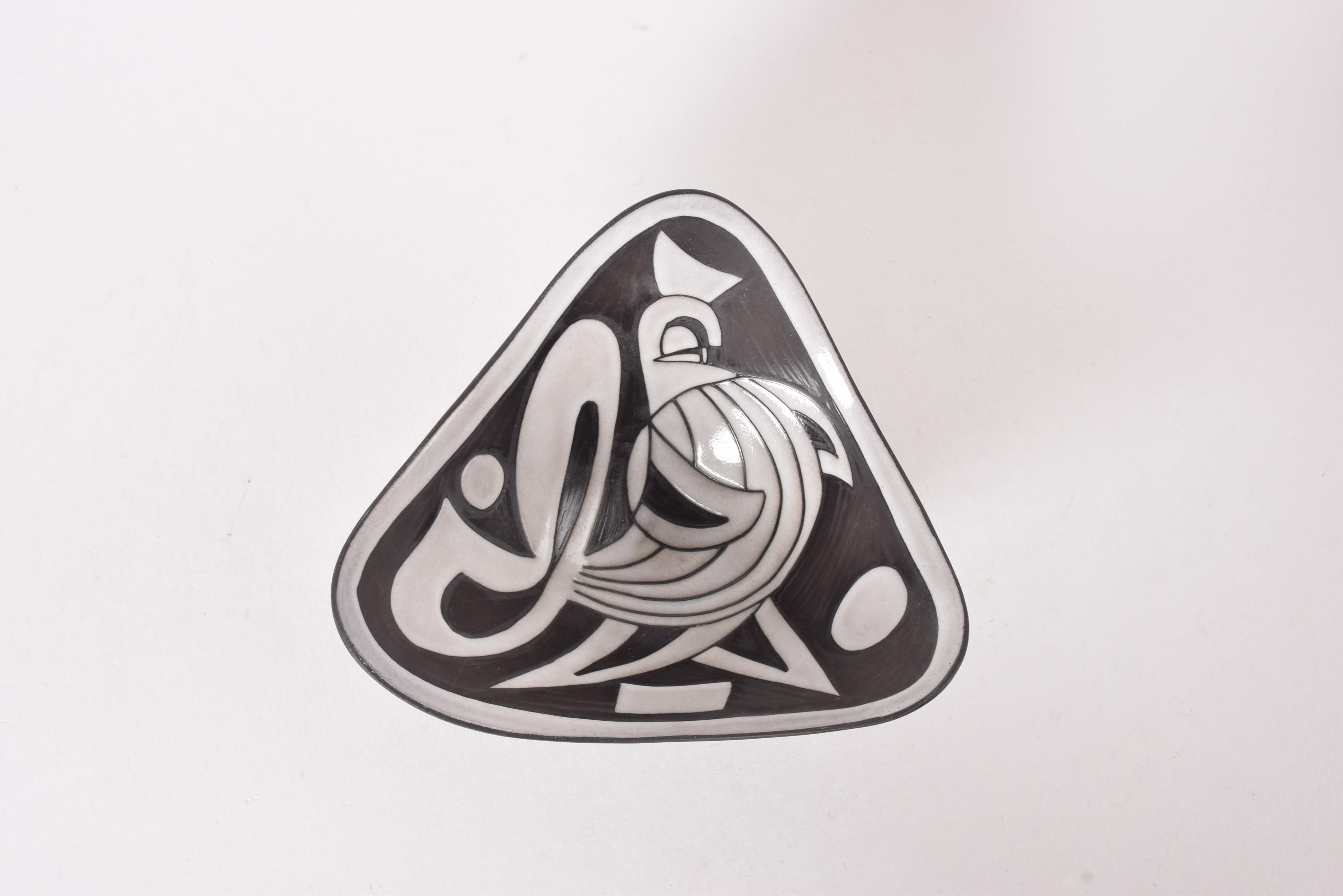 Rare and decorative triangular bowl by legendary designer Marianne Starck for the Danish ceramic workshop Michael Andersen & Søn (MA&S). Manufactured ca 1950s to 1960s.

The belongs to the so-called Tribal series and shows a stylized rooster made