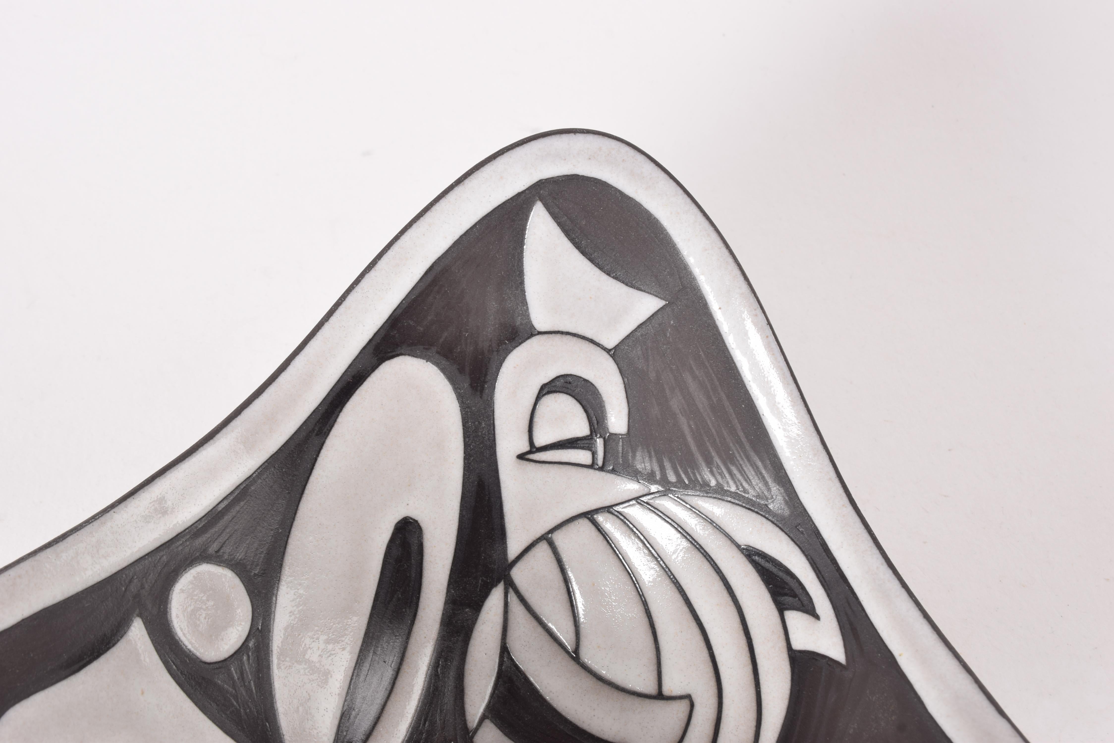 1950s Danish Marianne Starck for MA&S Triangular Bowl Sgraffito Bird Black White In Good Condition For Sale In Silkeborg, Silkeborg