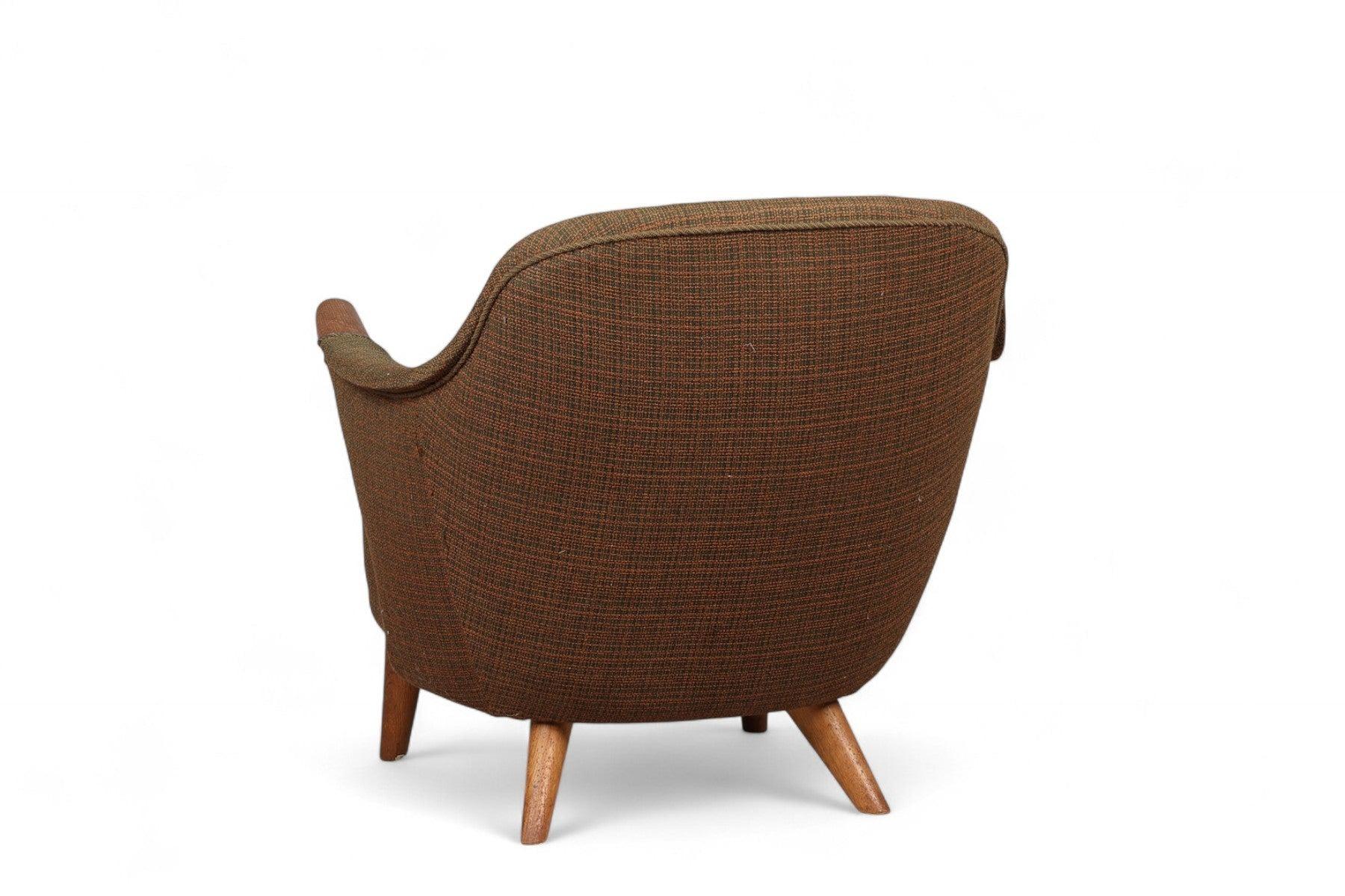 Mid-Century Modern 1950s Danish Mid Century Lowback Armchair With Teak Paws en vente