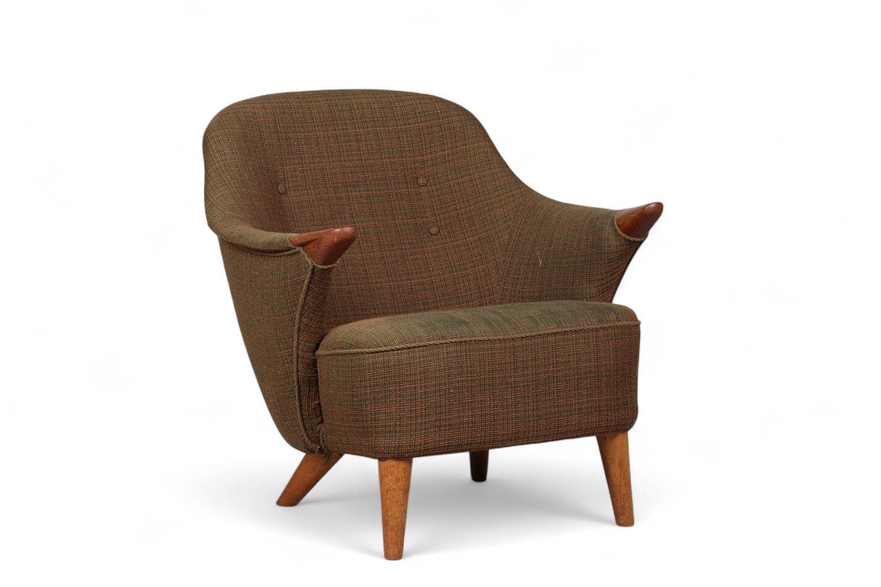 20ième siècle 1950s Danish Mid Century Lowback Armchair With Teak Paws en vente