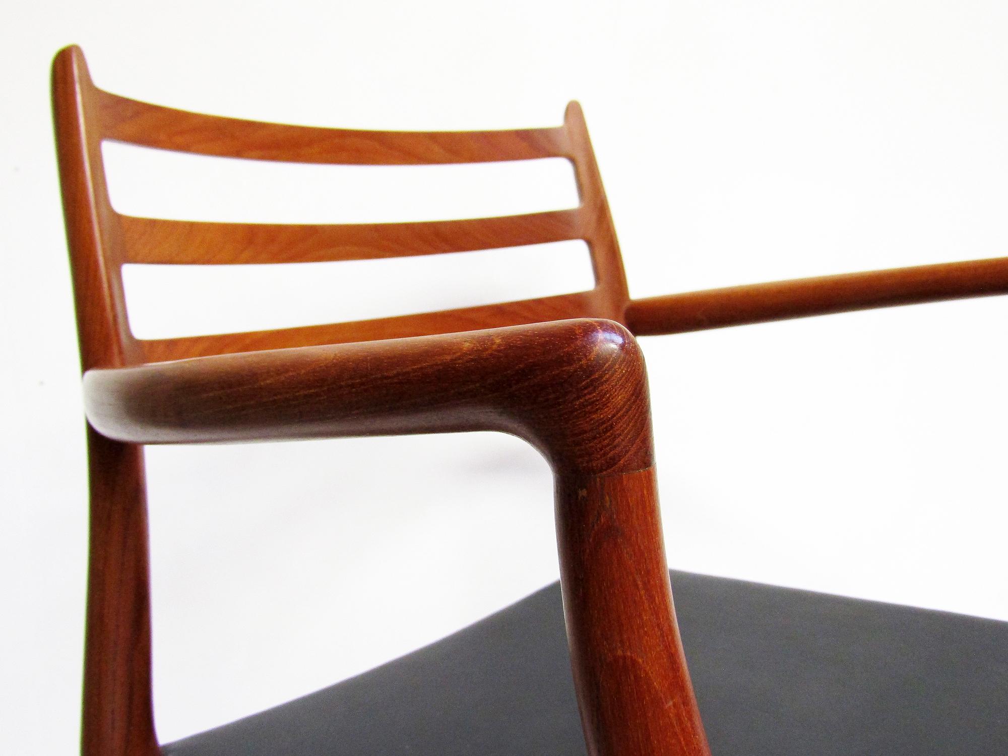 Mid-Century moderno Sedia da pranzo danese Model 62 Carver in teak di Niels Moller del 1950 in vendita