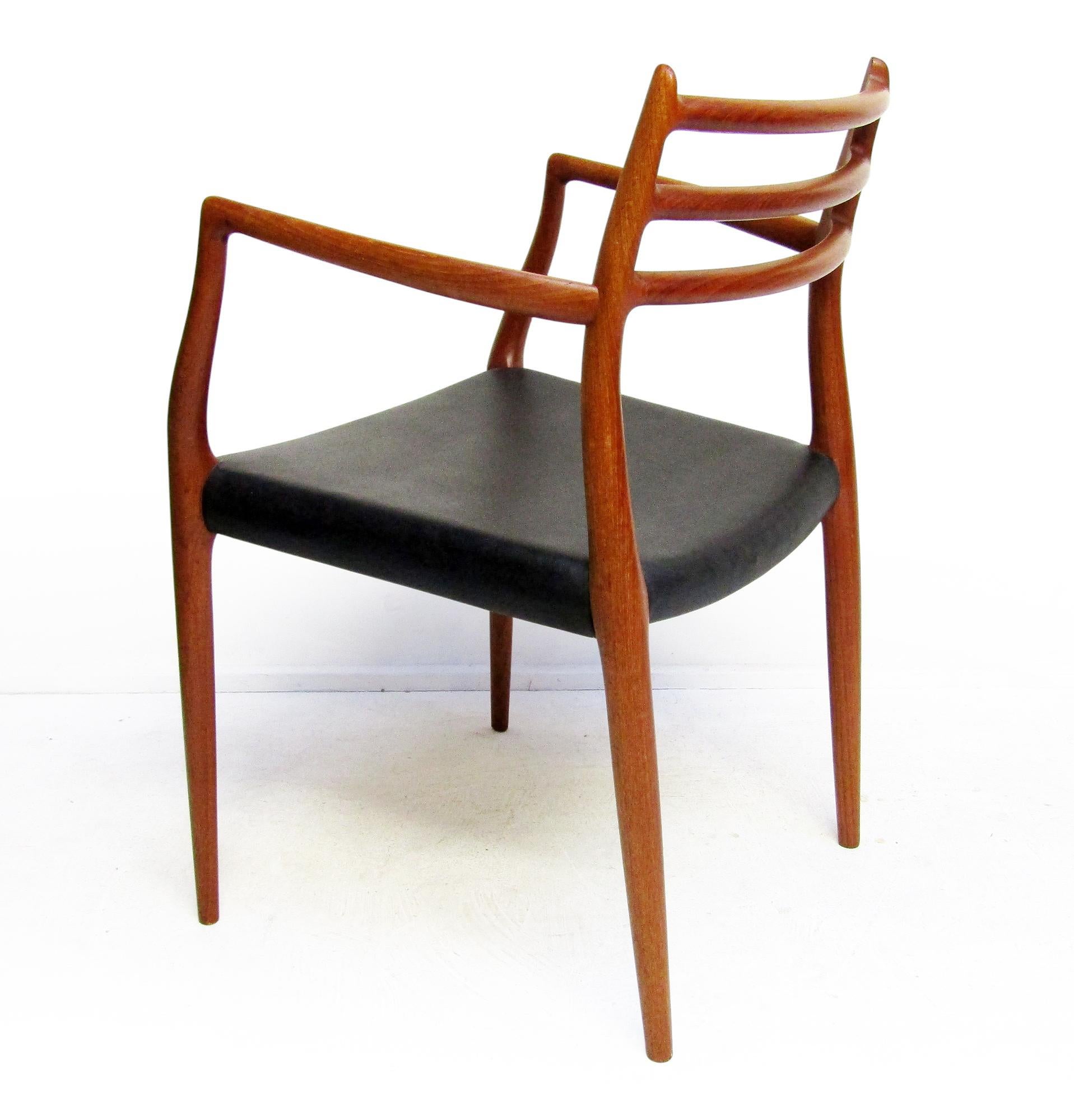 Danese Sedia da pranzo danese Model 62 Carver in teak di Niels Moller del 1950 in vendita