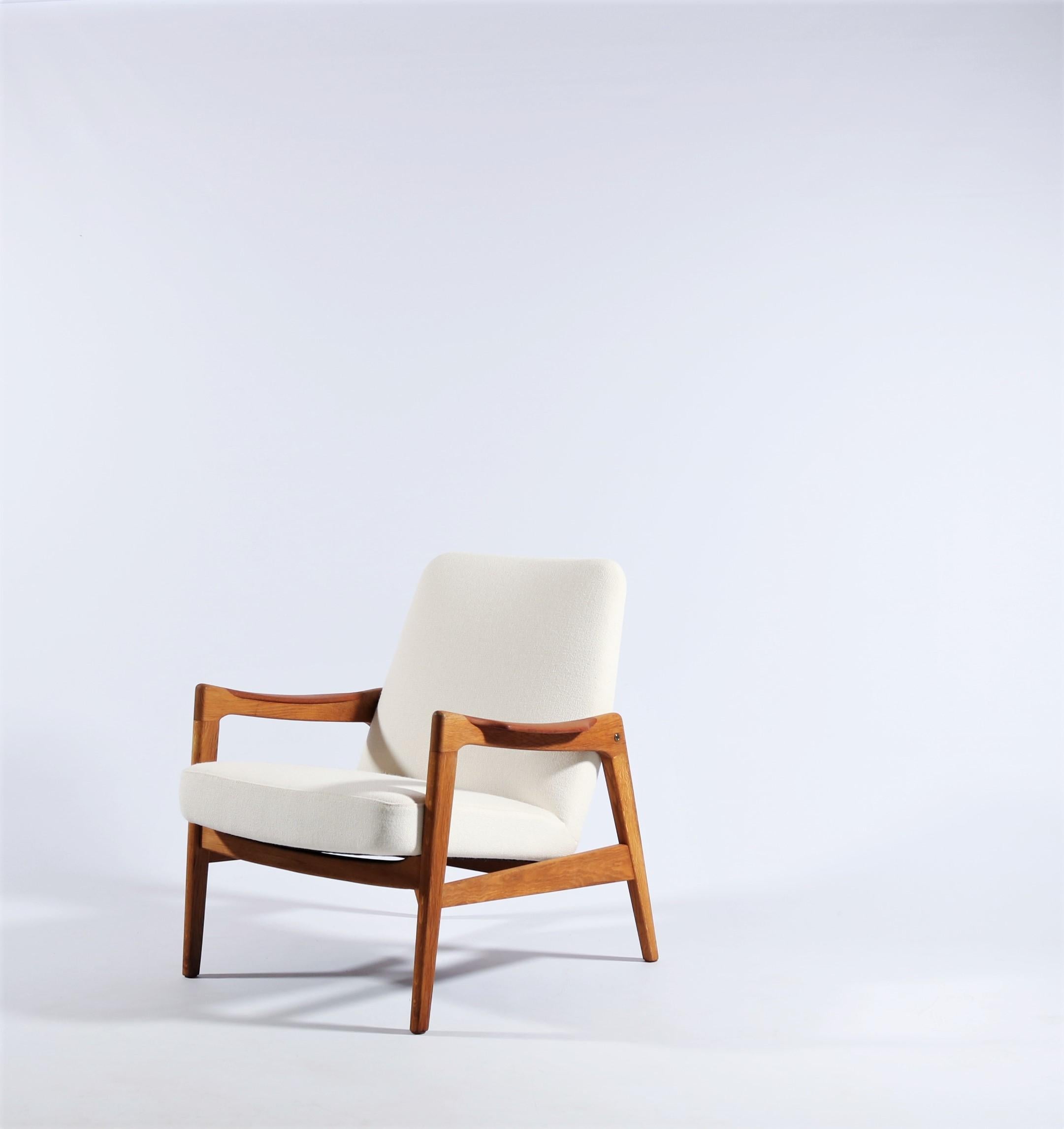 Stunning 1950s easy chair by Danish cabinetmaker. Newly reupholstered in high quality white 