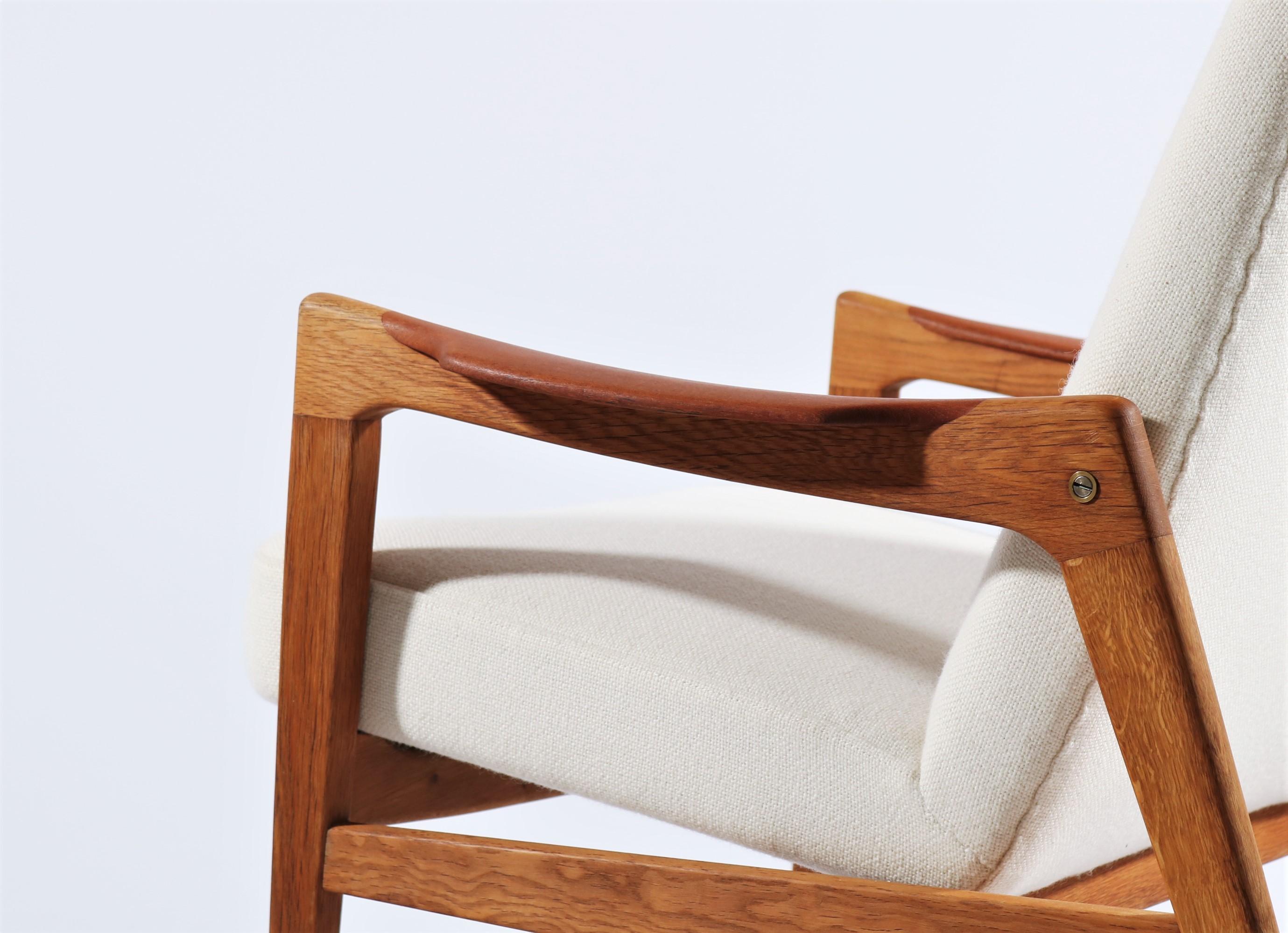 1950s Danish Modern Cabinetmakers Easy Chair in Teak, Oak and White Kvadrat Wool In Good Condition In Odense, DK