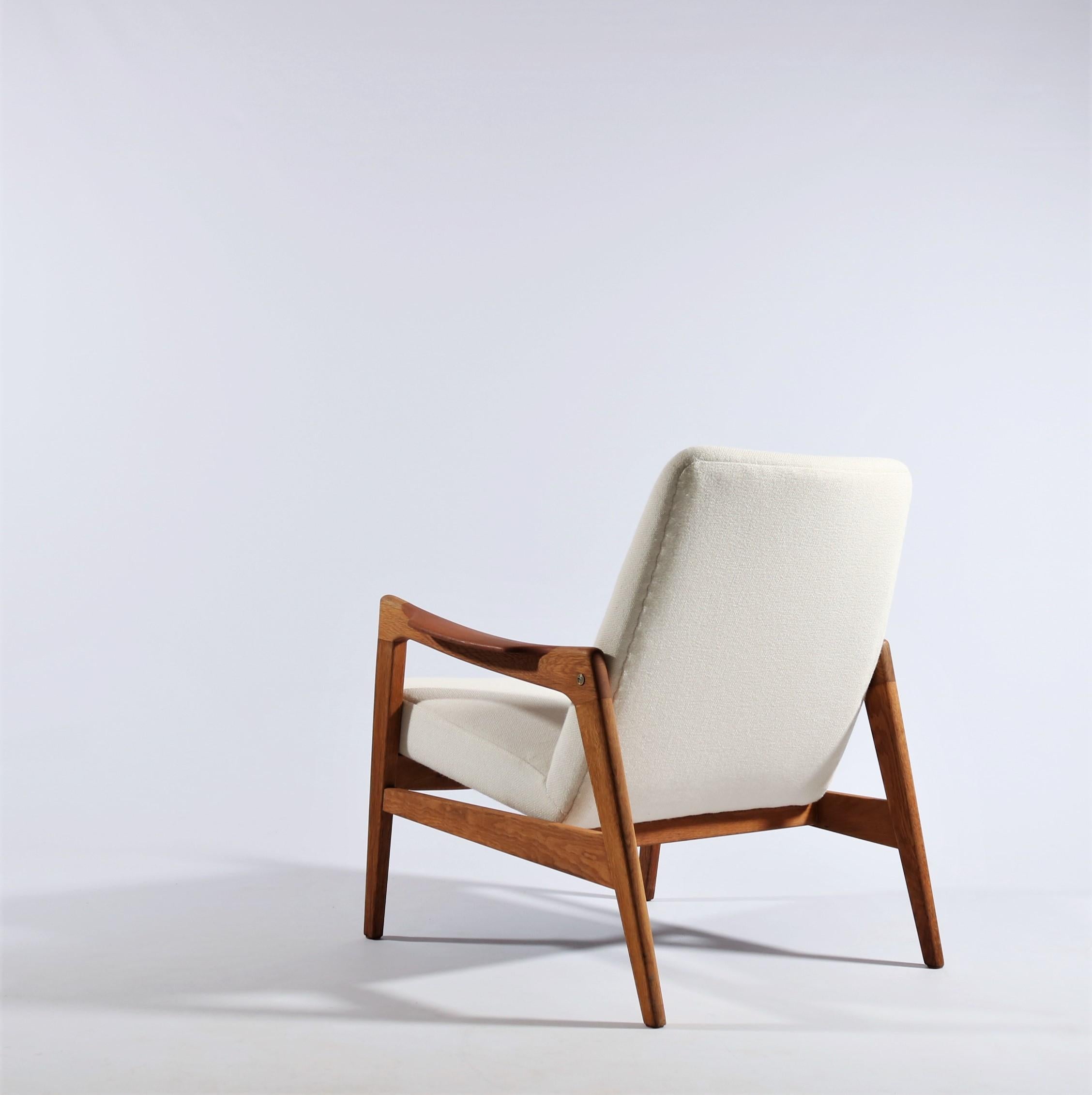 1950s Danish Modern Cabinetmakers Easy Chair in Teak, Oak and White Kvadrat Wool 1