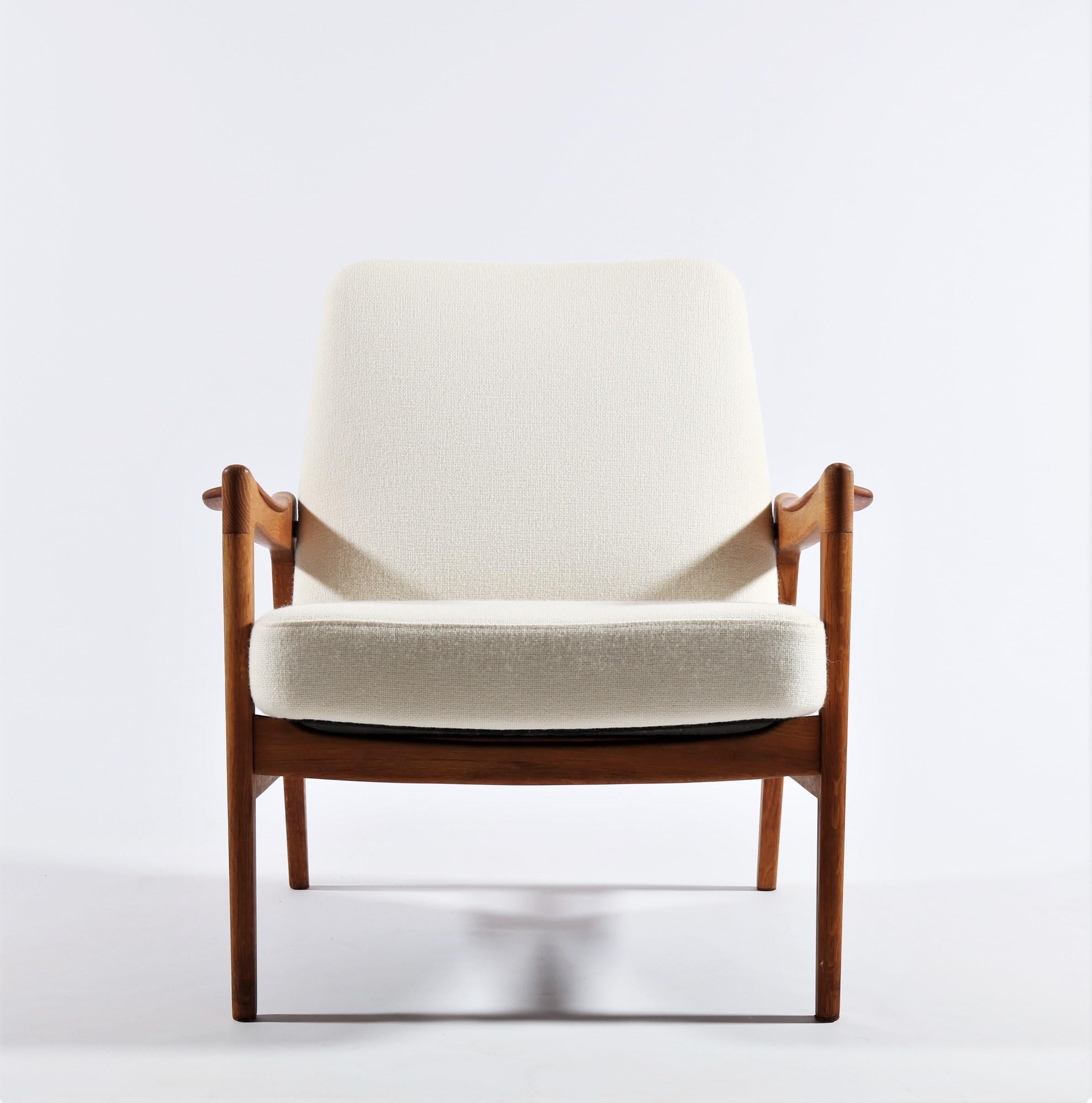 1950s Danish Modern Cabinetmakers Easy Chair in Teak, Oak and White Kvadrat Wool 2