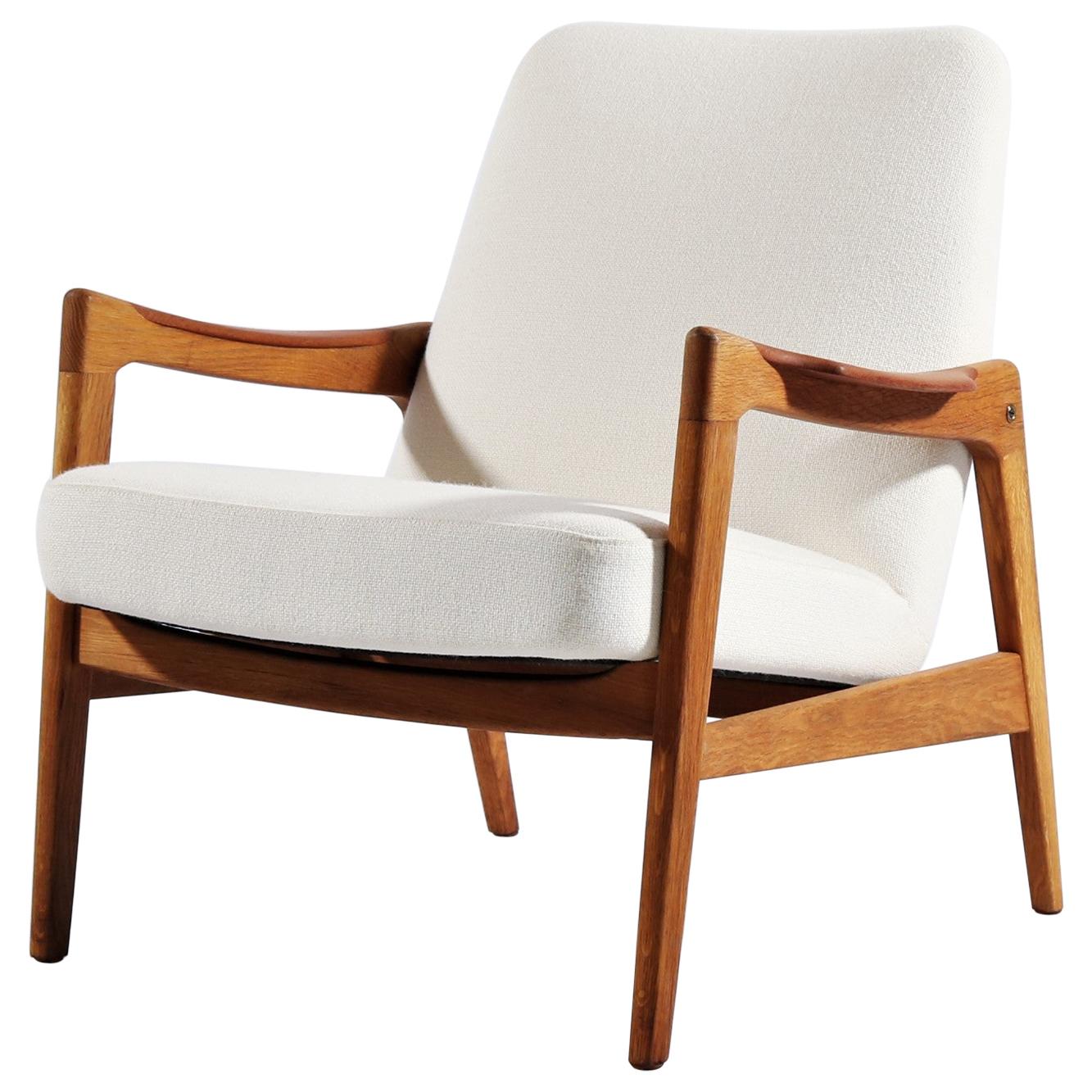 1950s Danish Modern Cabinetmakers Easy Chair in Teak, Oak and White Kvadrat Wool