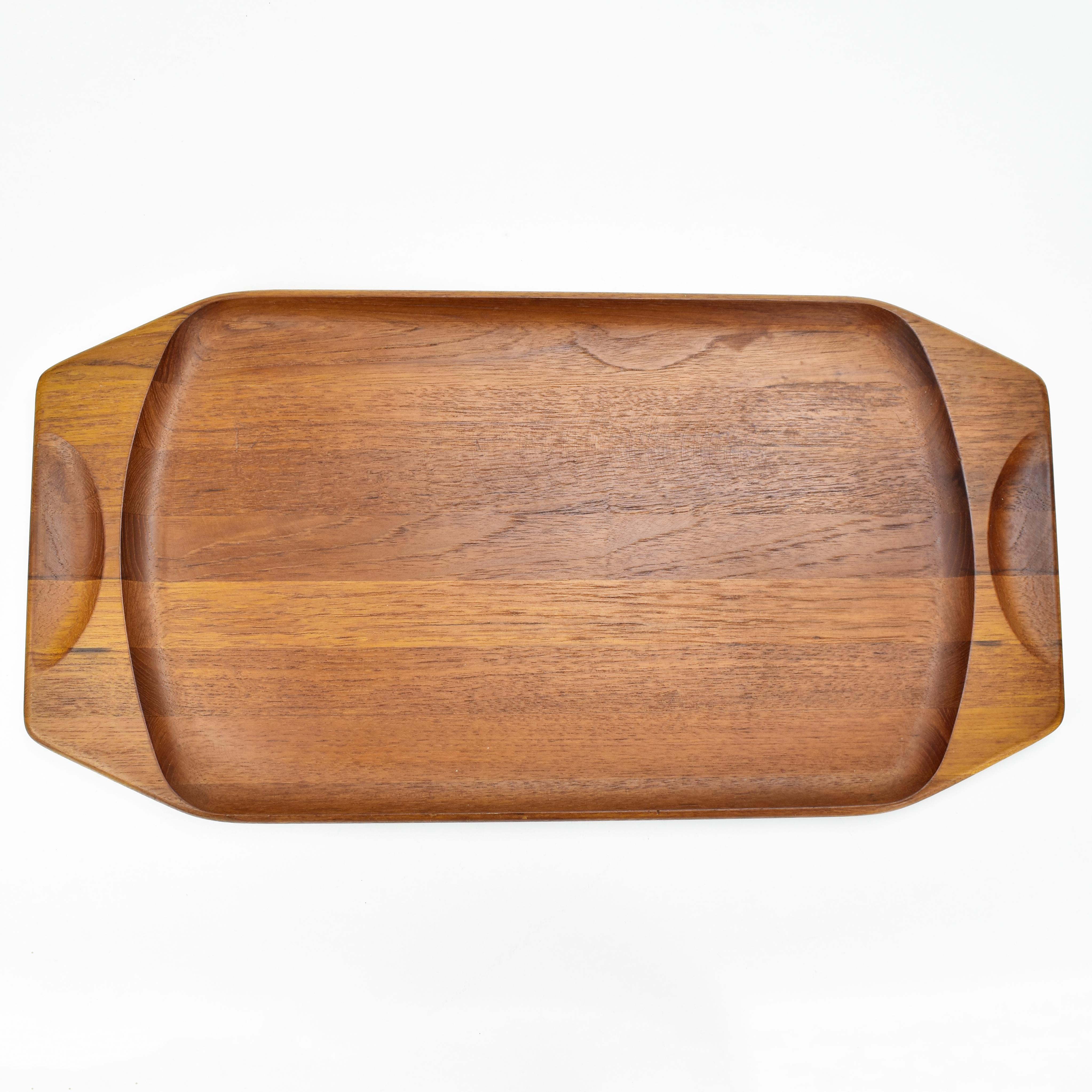 Ein wunderschönes Teakholz-Tablett aus den 1950er Jahren mit klarem Rand, von dem berühmten dänischen Designer Jens Quistgaard. Ein charmantes und nützliches Objekt in sehr gutem Zustand.
