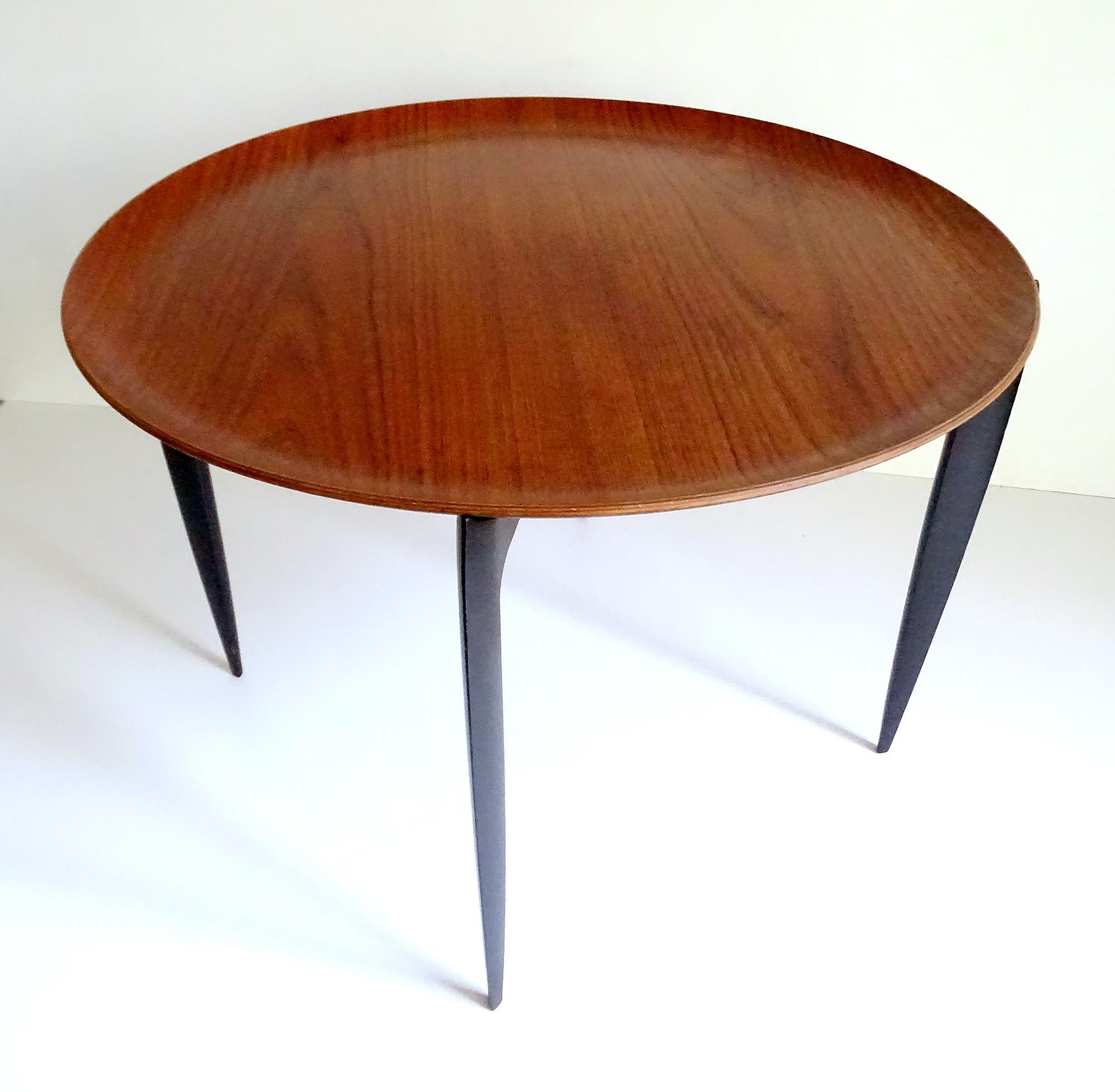 Rare folding table designed in 1958 by H. Engholm & Svend Age Willumsen. Manufactured by Fritz Hansen,
The tray lifts off for serving and transport. The ebonized base folds for storage.
Dimensions:
H 16.93 in. x Dm 23.63 in.
H 43 cm x Dm 60 cm.
    