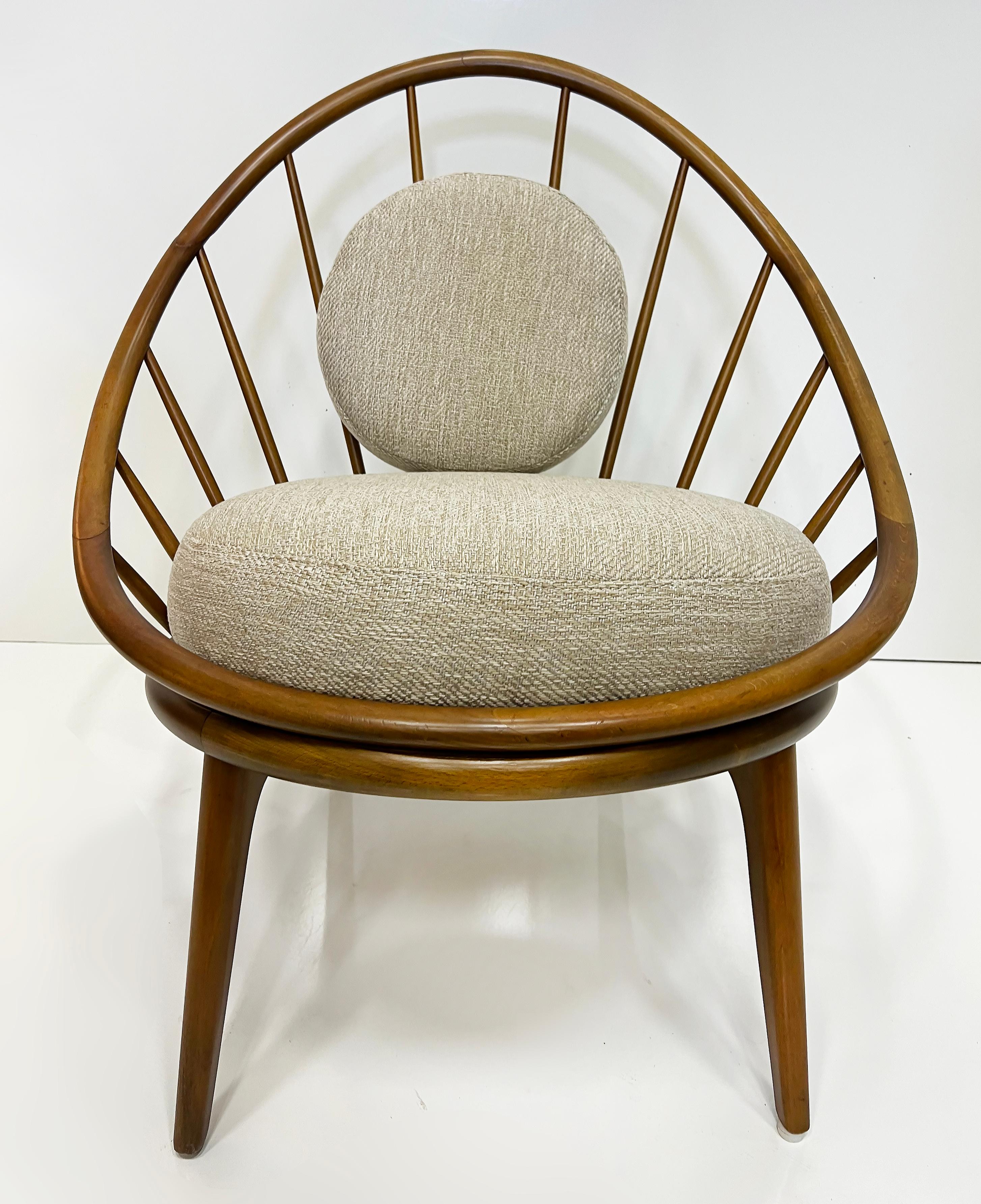 











1950s Danish Modern Ib Kofod Larsen für Selig Hoop Chair mit Sitzkissen

Zum Verkauf angeboten wird ein 1950er Danish Modern Ib Kofod Larsen Reifensessel, der in
Dänemark hat für Selig entworfen. Das Gestell ist aus Nussbaumholz und ein