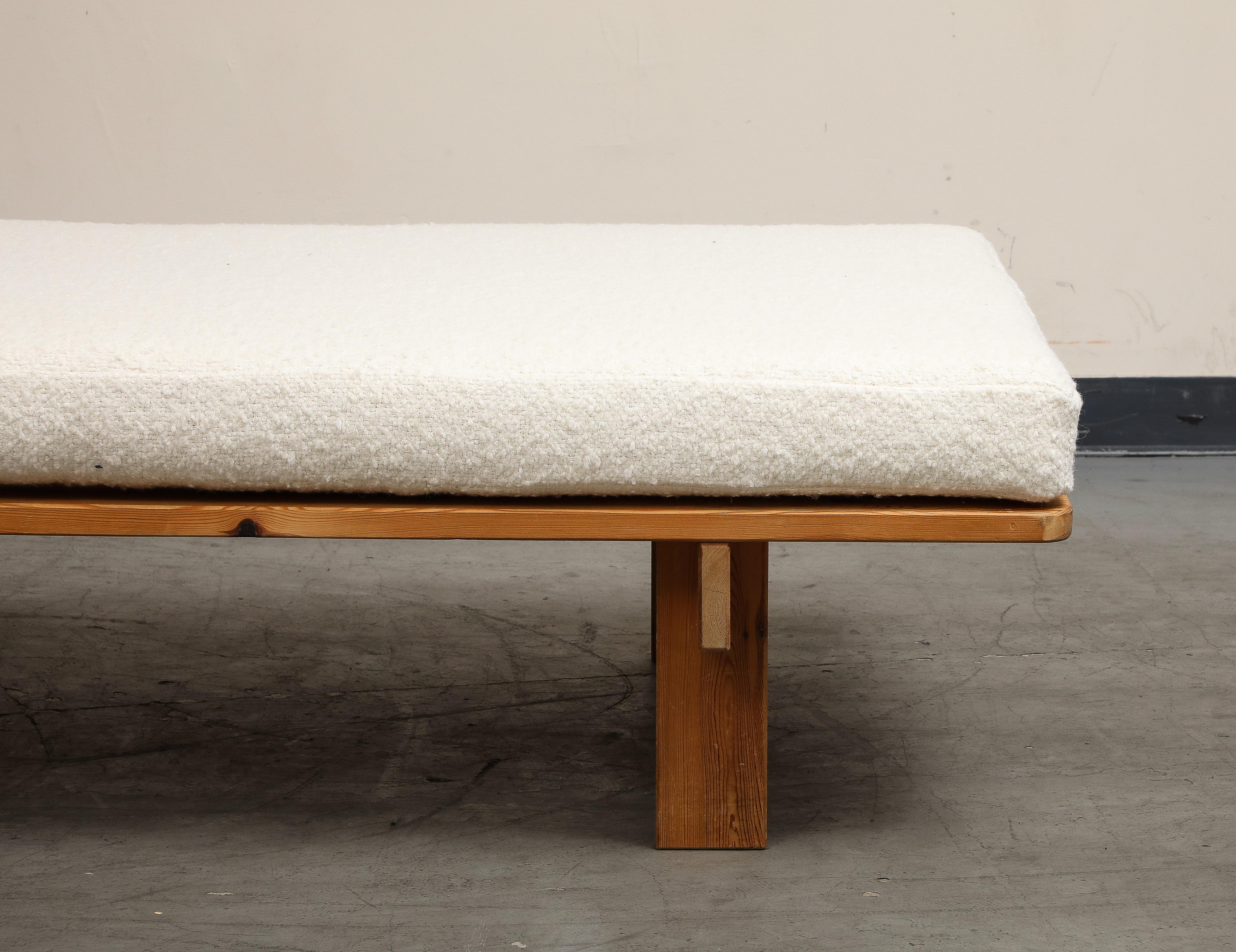 1950s Danish Modern Minimalist Pine Daybed with New White Boucle Upholstered Top For Sale 4