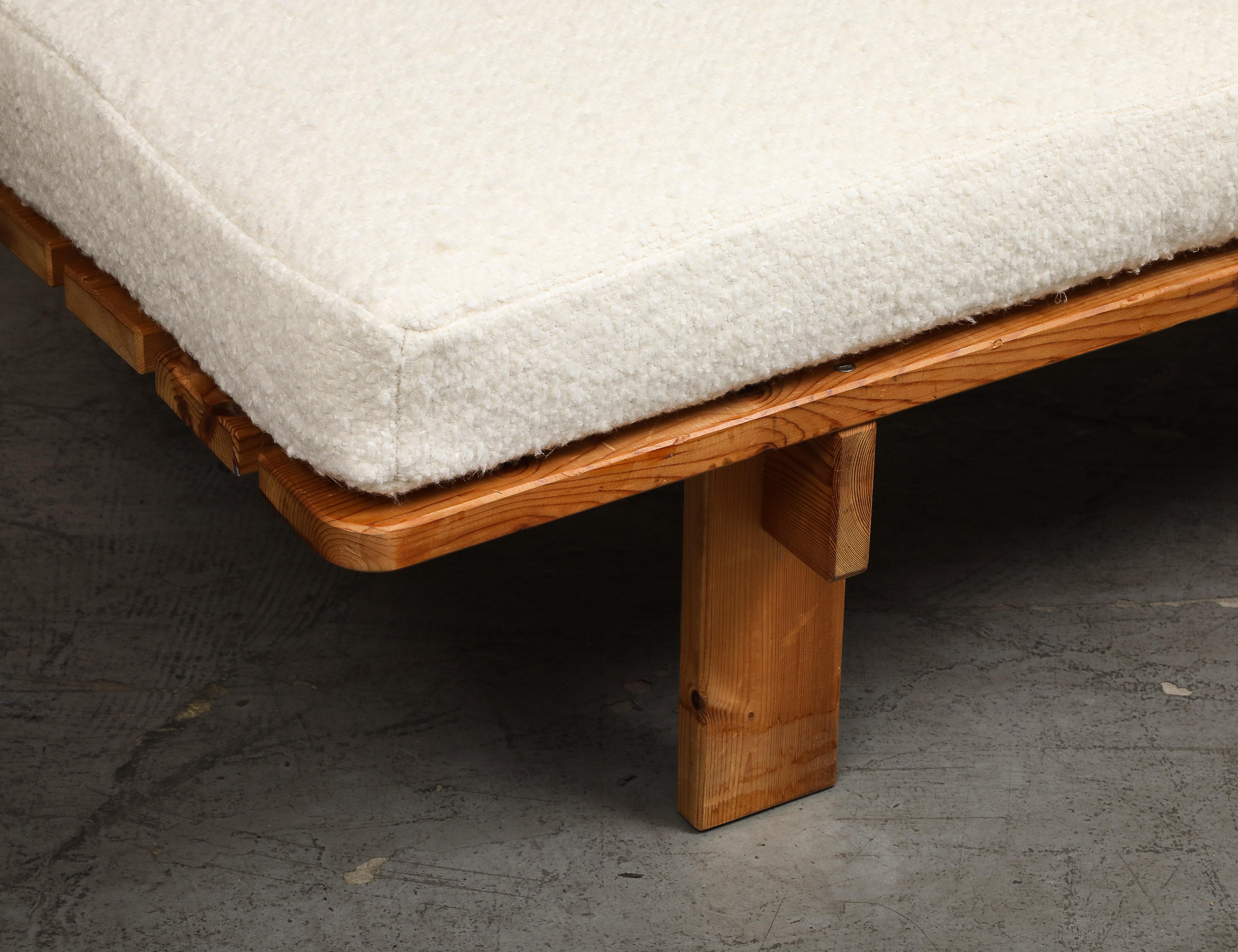 1950s Danish Modern Minimalist Pine Daybed with New White Boucle Upholstered Top For Sale 5