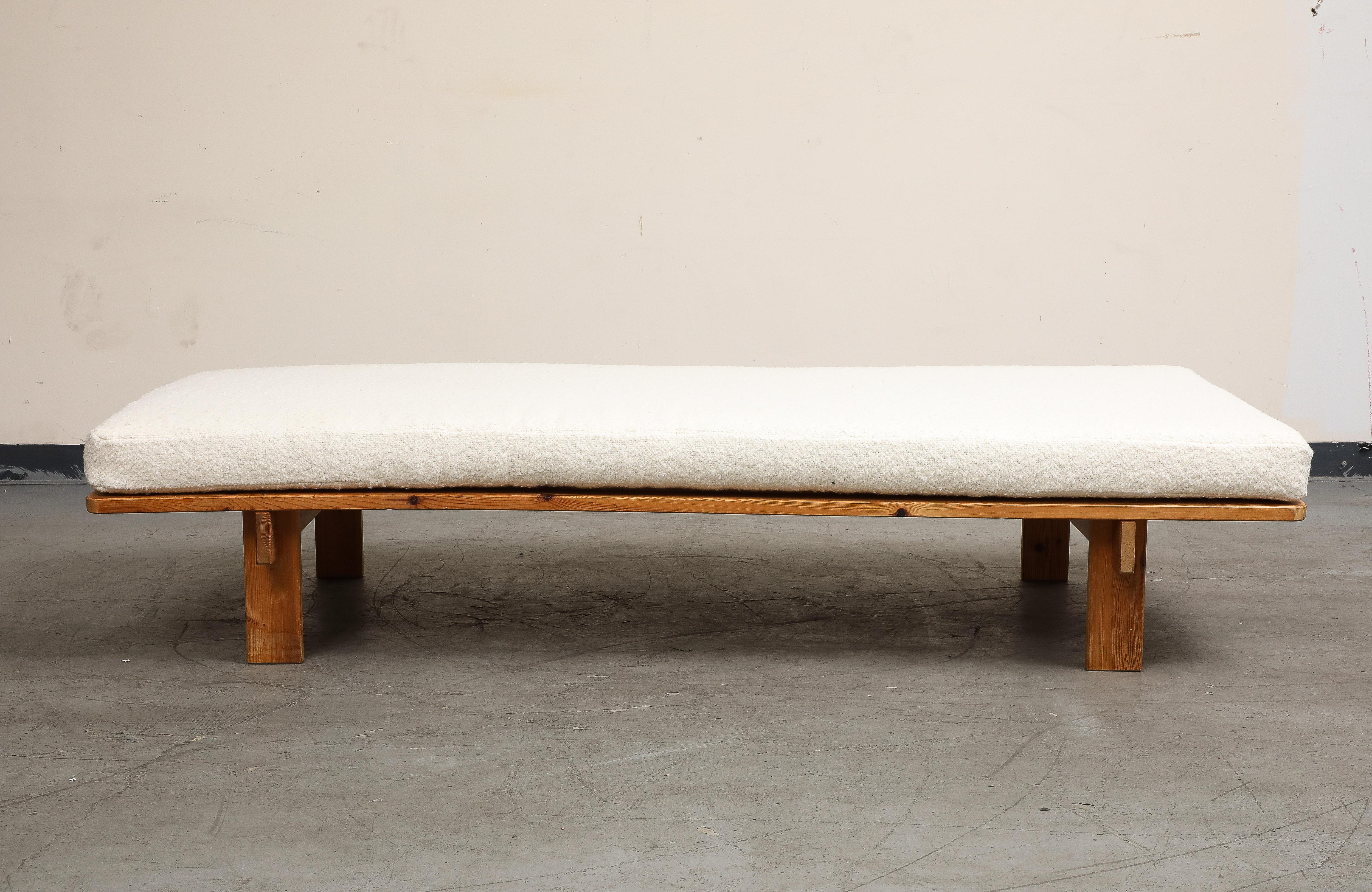 Dänisches modernes minimalistisches Kiefer-Tagesbett, um 1950. 

Kissen 4 1/2