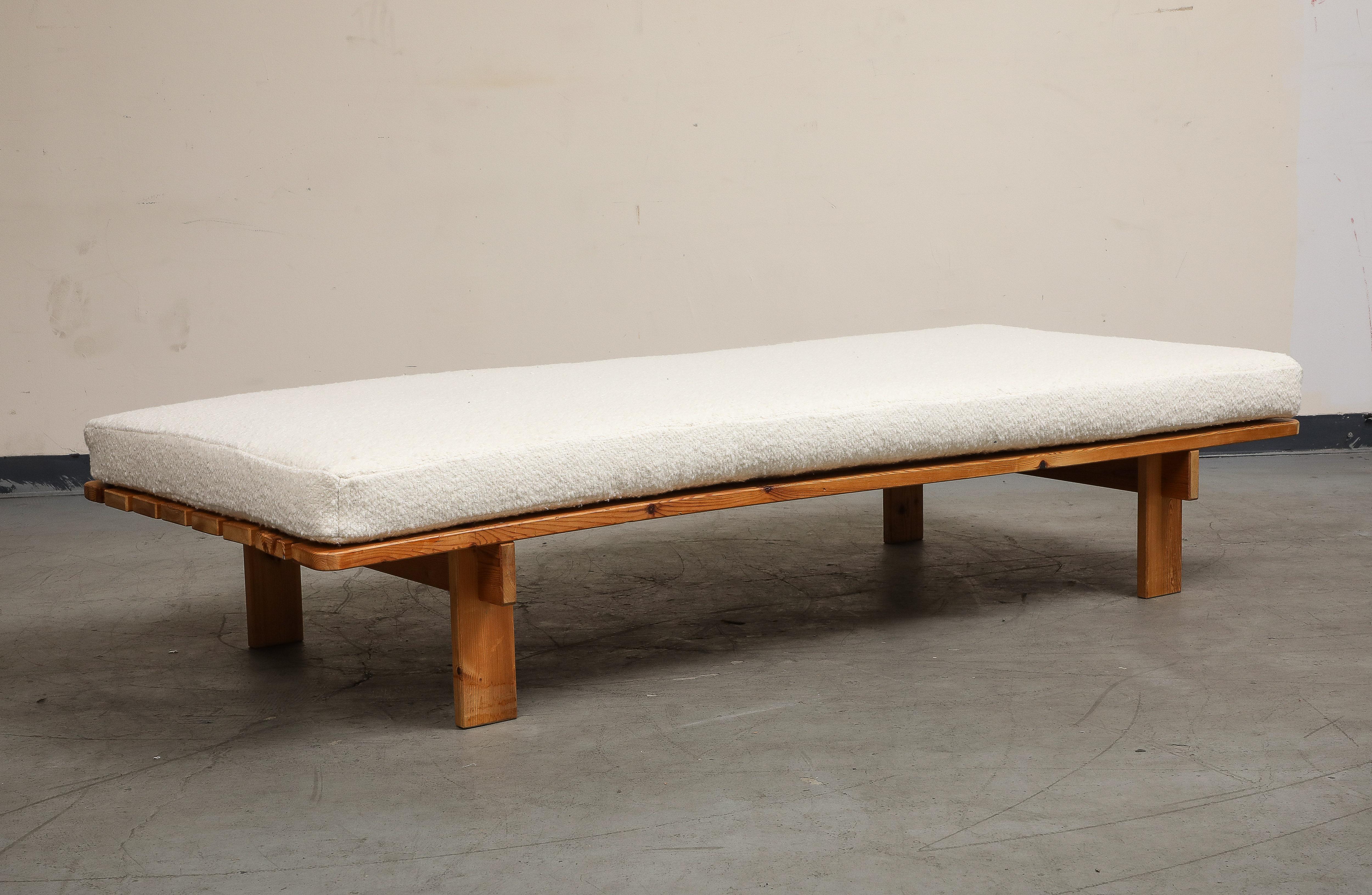 1950s Danish Modern Minimalist Pine Daybed with New White Boucle Upholstered Top In Good Condition For Sale In Chicago, IL