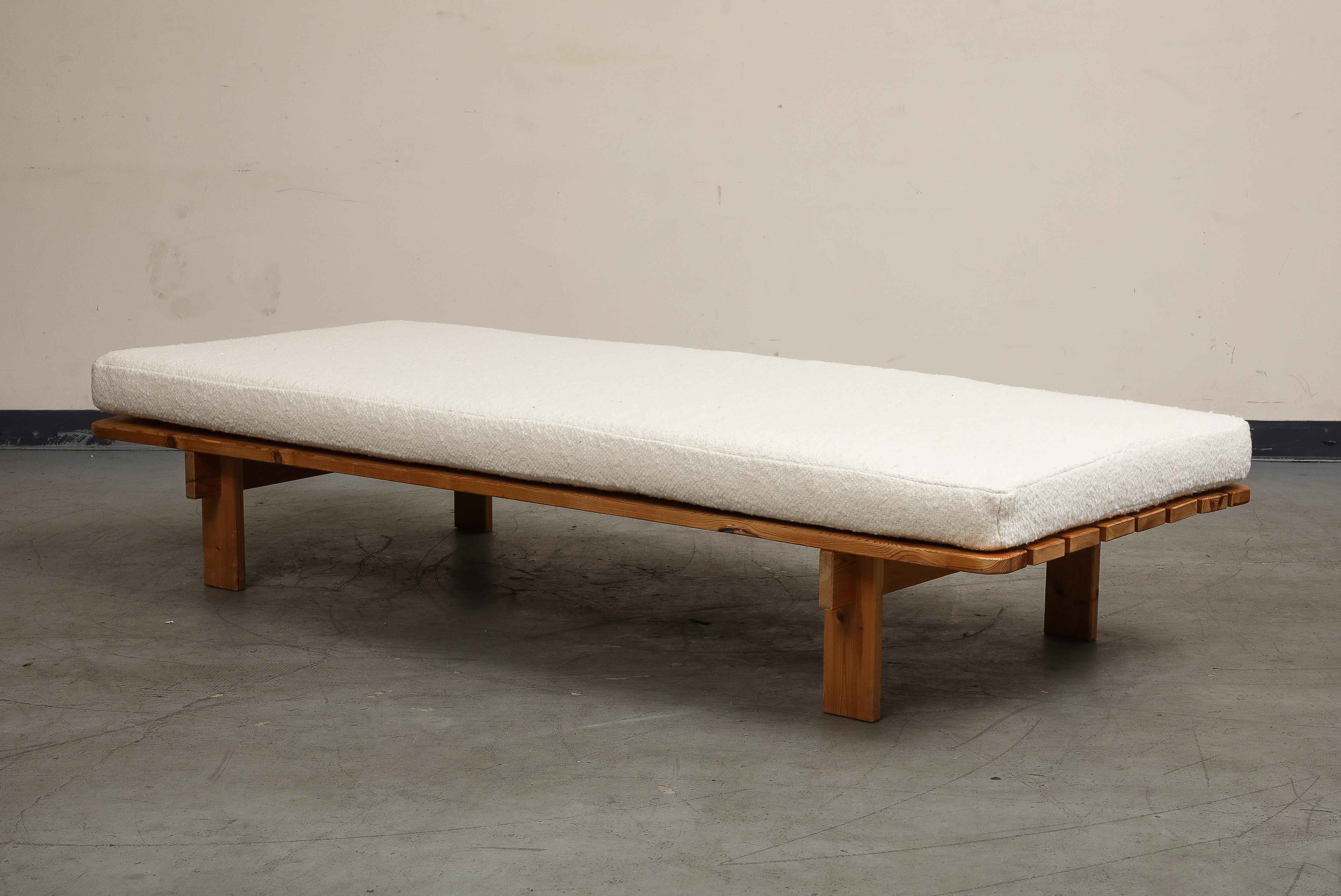 Mid-20th Century 1950s Danish Modern Minimalist Pine Daybed with New White Boucle Upholstered Top For Sale