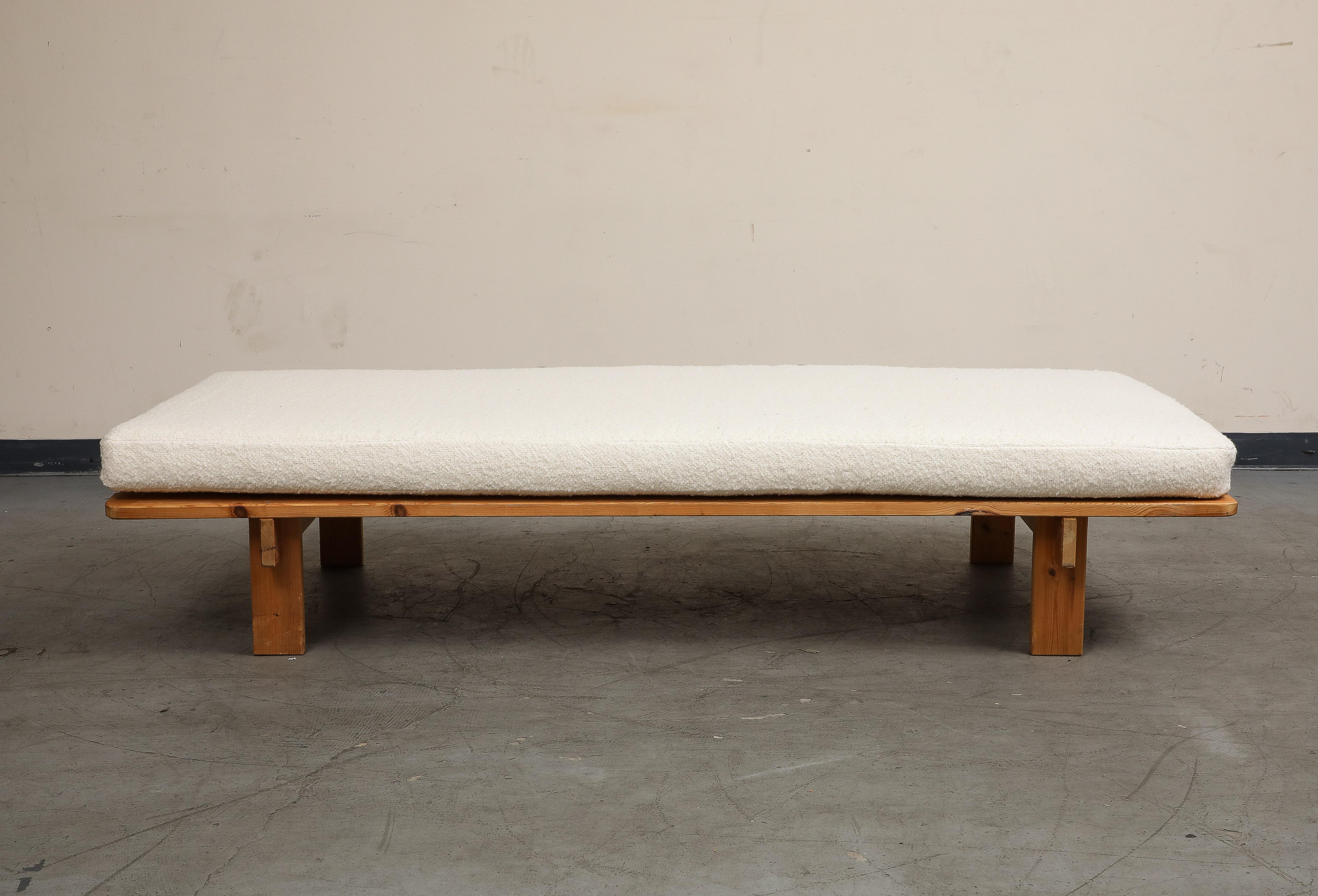 Bouclé 1950s Danish Modern Minimalist Pine Daybed with New White Boucle Upholstered Top For Sale