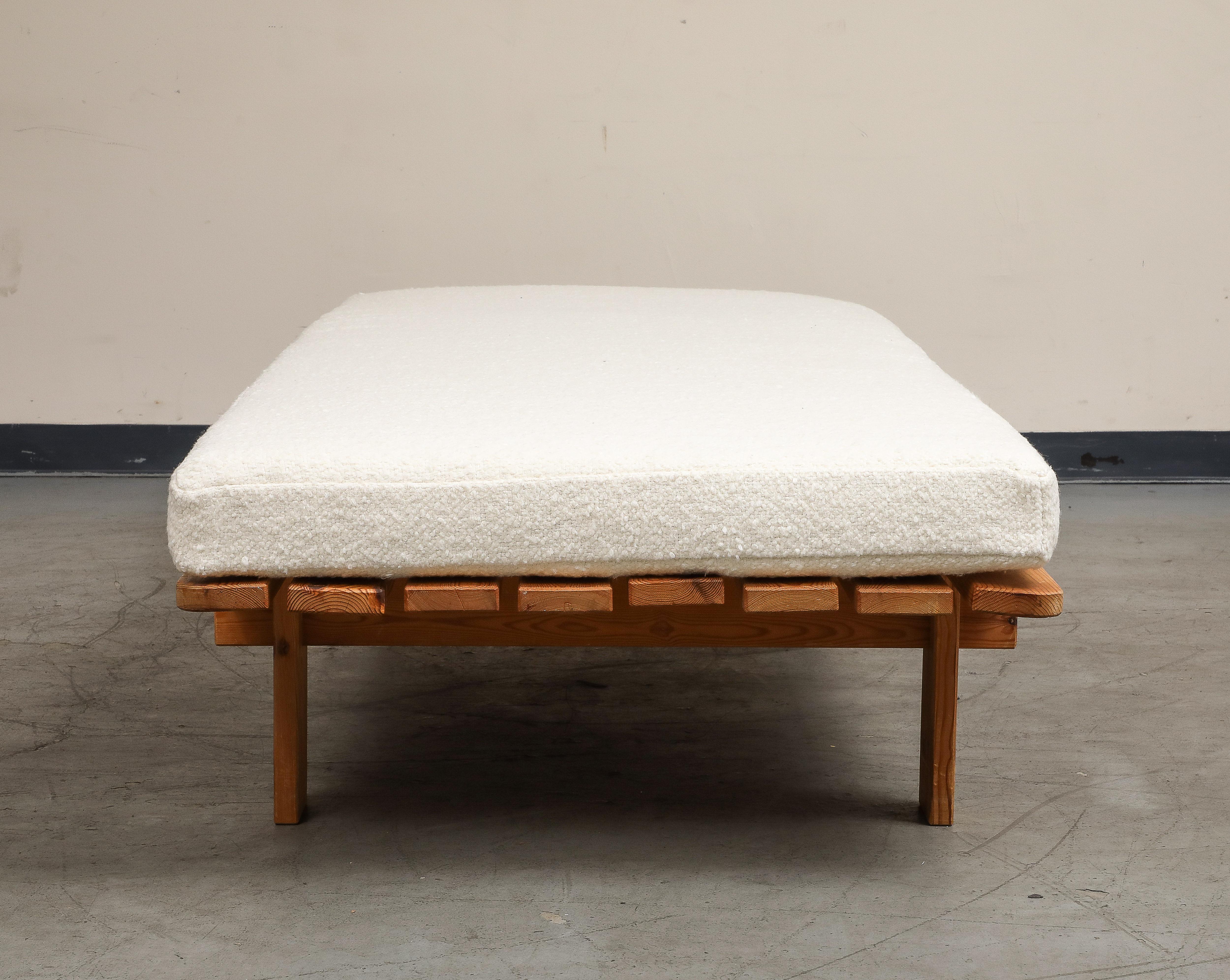 1950s Danish Modern Minimalist Pine Daybed with New White Boucle Upholstered Top For Sale 1