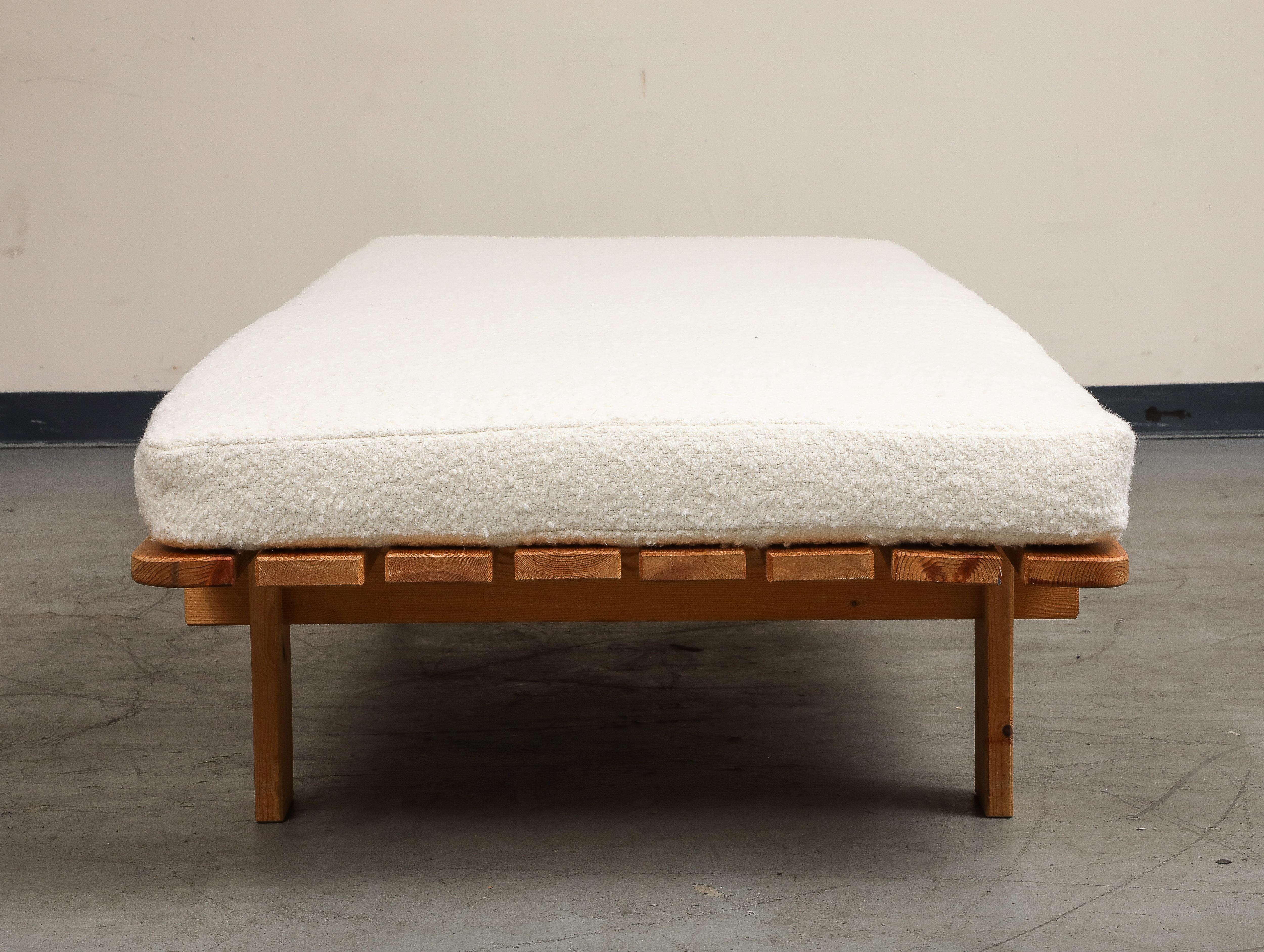 1950s Danish Modern Minimalist Pine Daybed with New White Boucle Upholstered Top For Sale 2