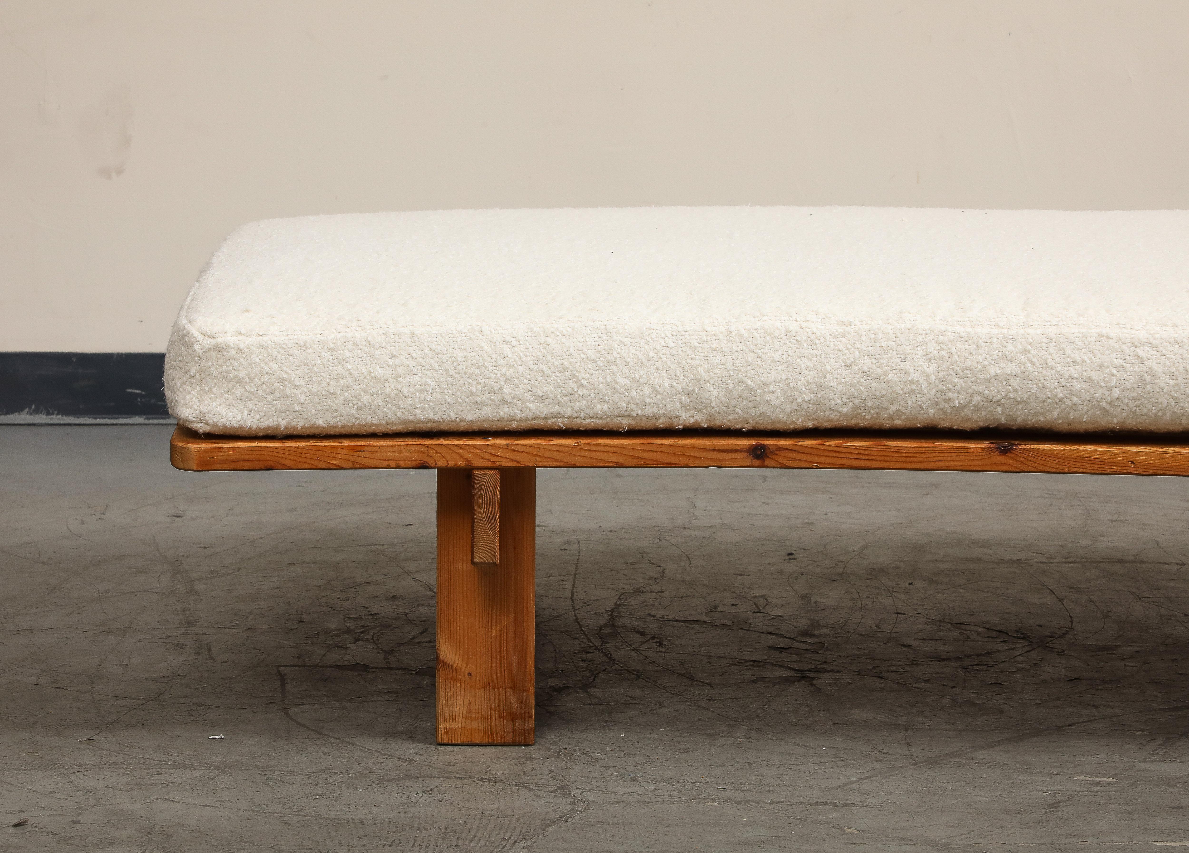 1950s Danish Modern Minimalist Pine Daybed with New White Boucle Upholstered Top For Sale 3