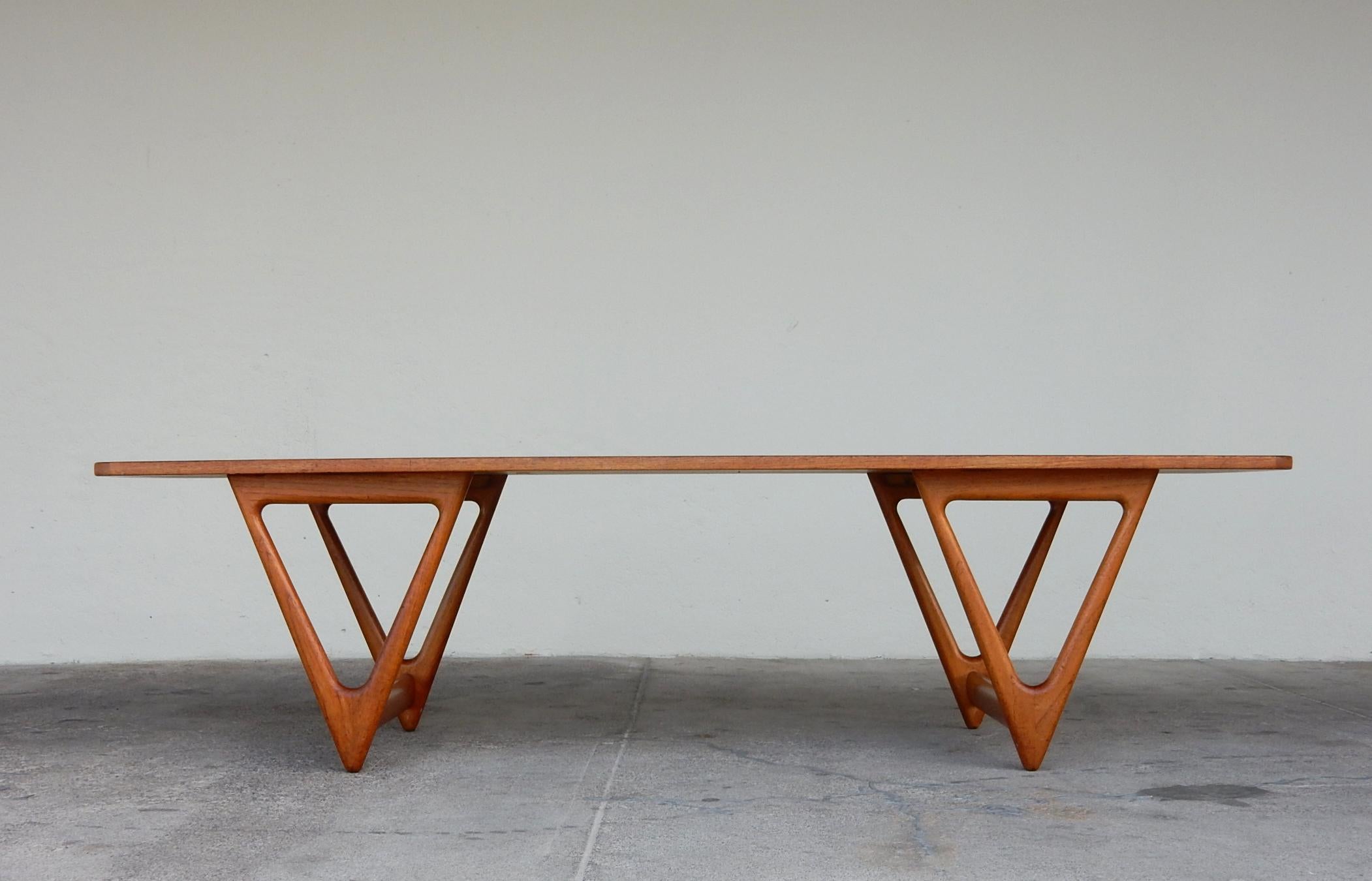 Incroyable grande table basse du designer de meubles danois Kurt Østervig (1912-1986).
Cette très grande table basse est entièrement originale, y compris la finition.
Il a été bien entretenu, sans dommages ni réparations. Le dessus est propre avec