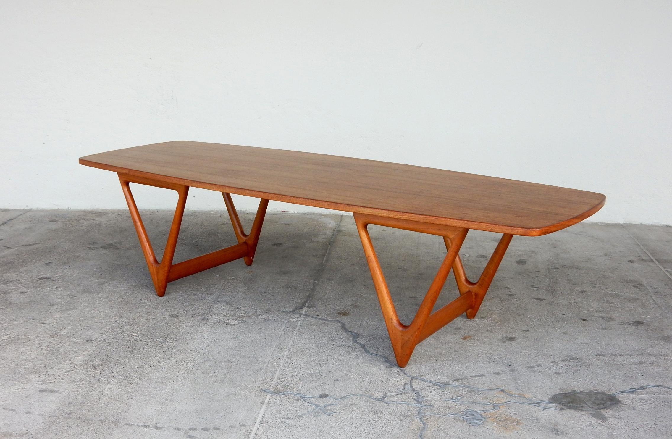 Mid-Century Modern table à cocktail moderne danoise des années 1950 à pieds sculptés en forme de planche de surf par Kurt Østervig en vente