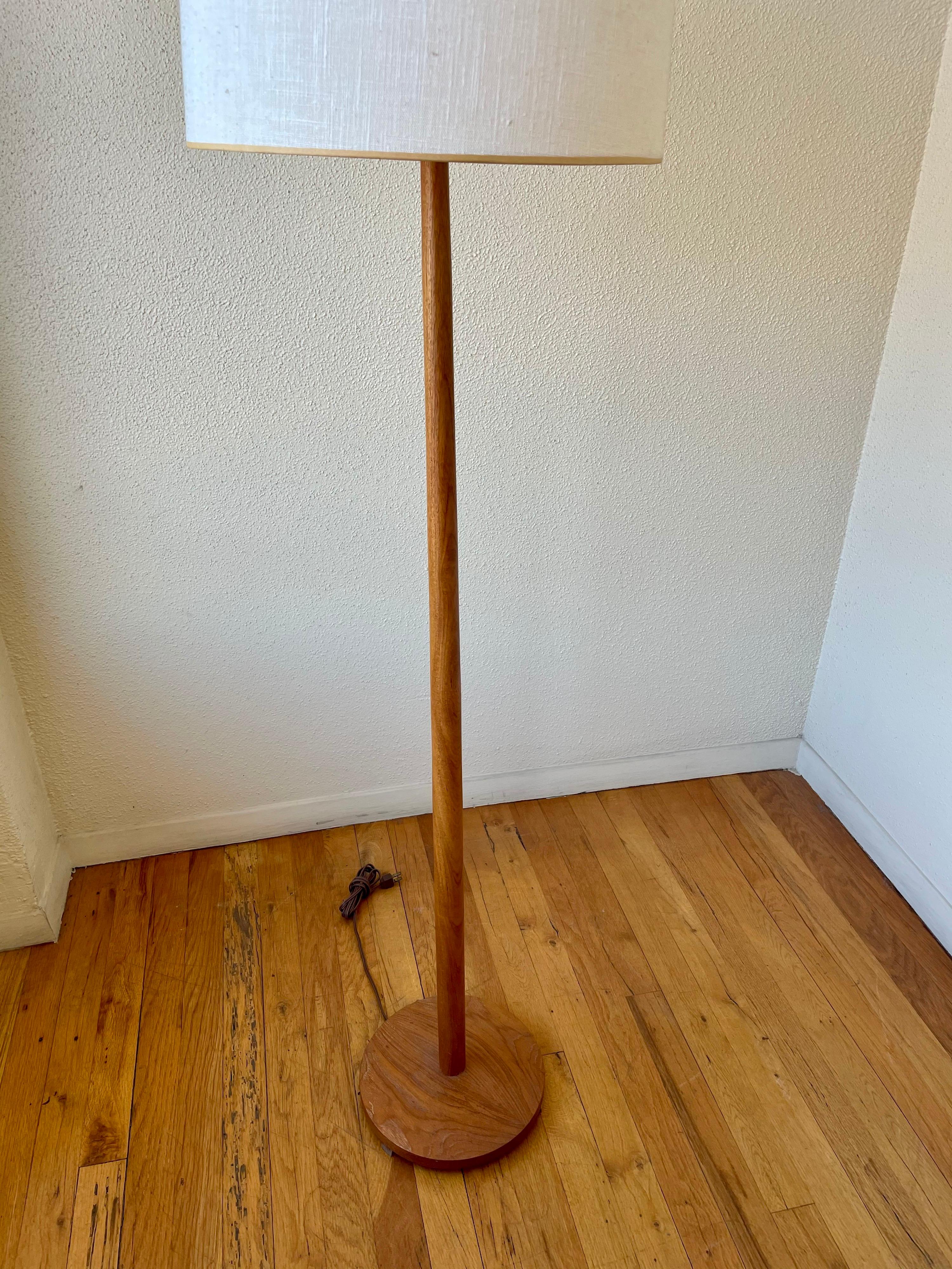 Simple elegant solid teak floor lamp, rewired, lampshade it’s included, its the original some wear due to age. 57