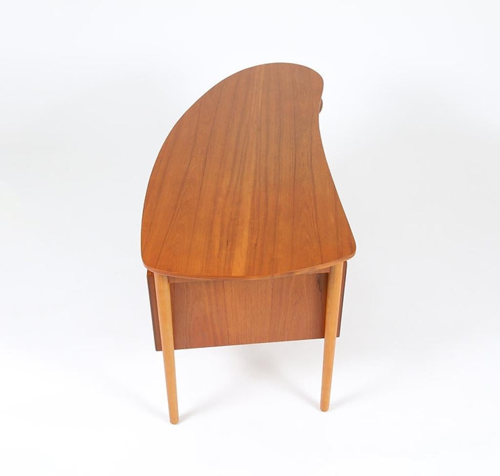 1950s Danish Modern Teak Kidney Shaped Desk In Good Condition In Phoenix, AZ
