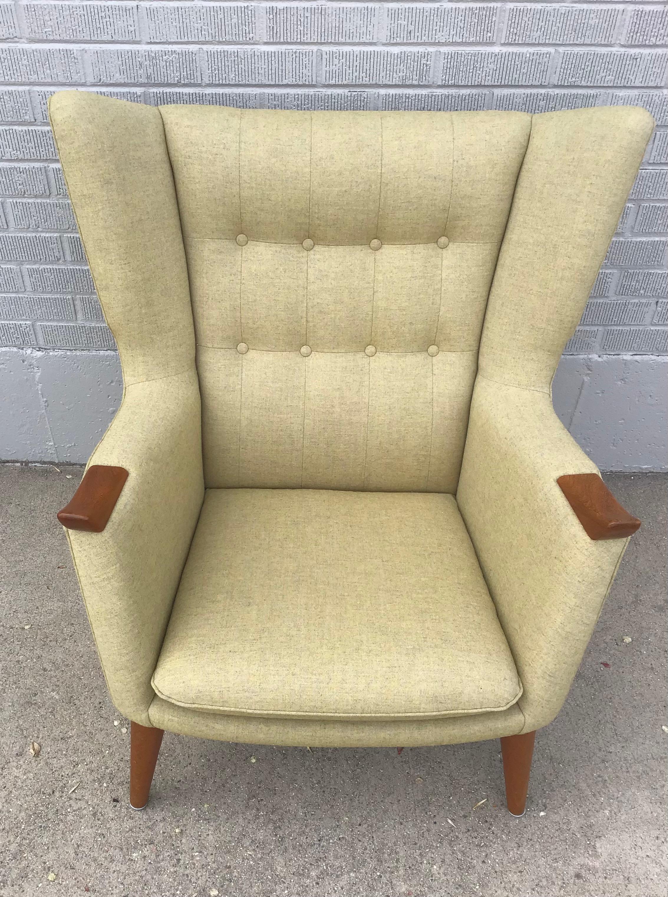 1950s Danish Modern Teak Paw Wingback Armchair in Tweed Fabric (Moderne der Mitte des Jahrhunderts)