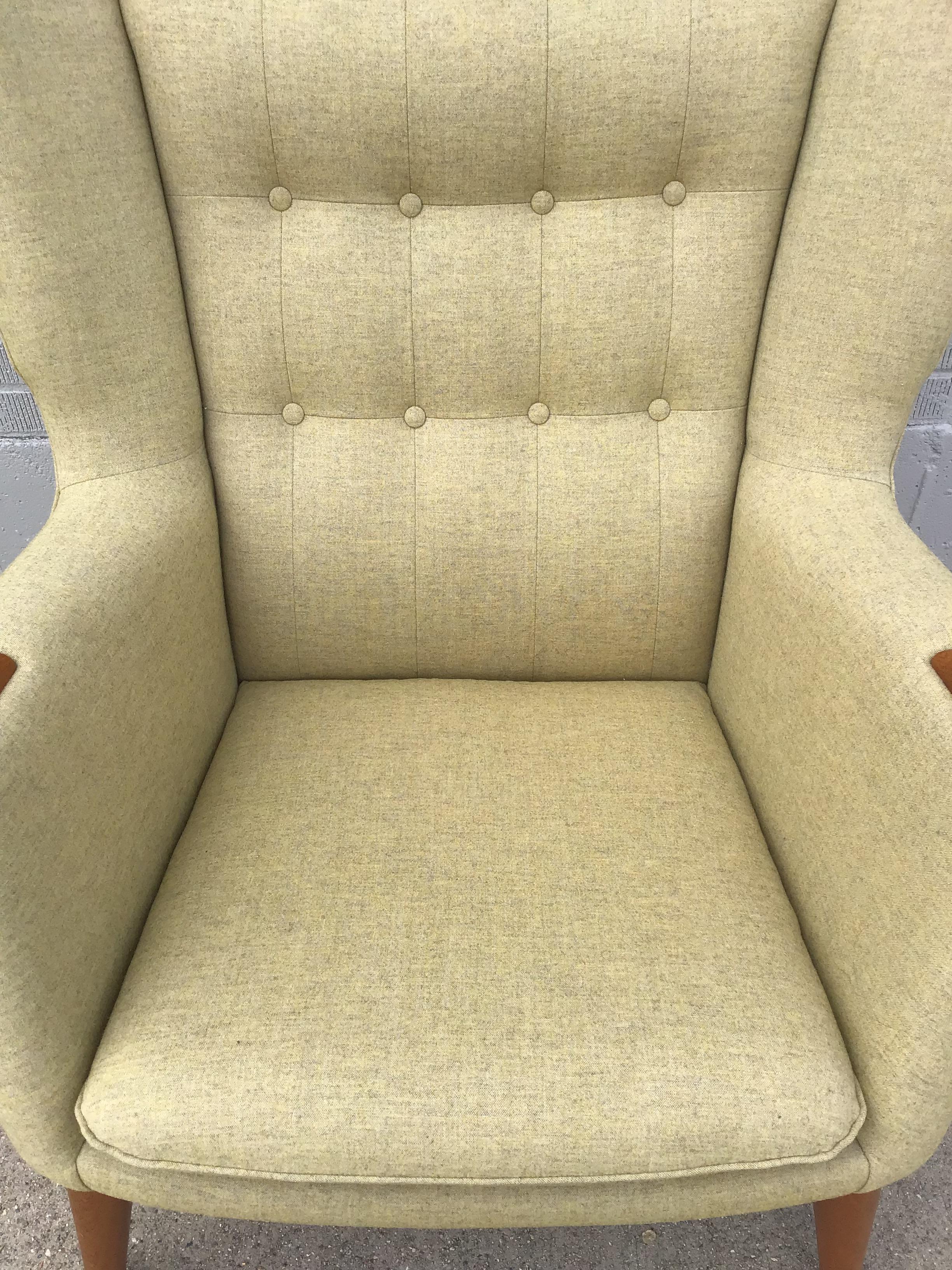 1950s Danish Modern Teak Paw Wingback Armchair in Tweed Fabric (Dänisch)
