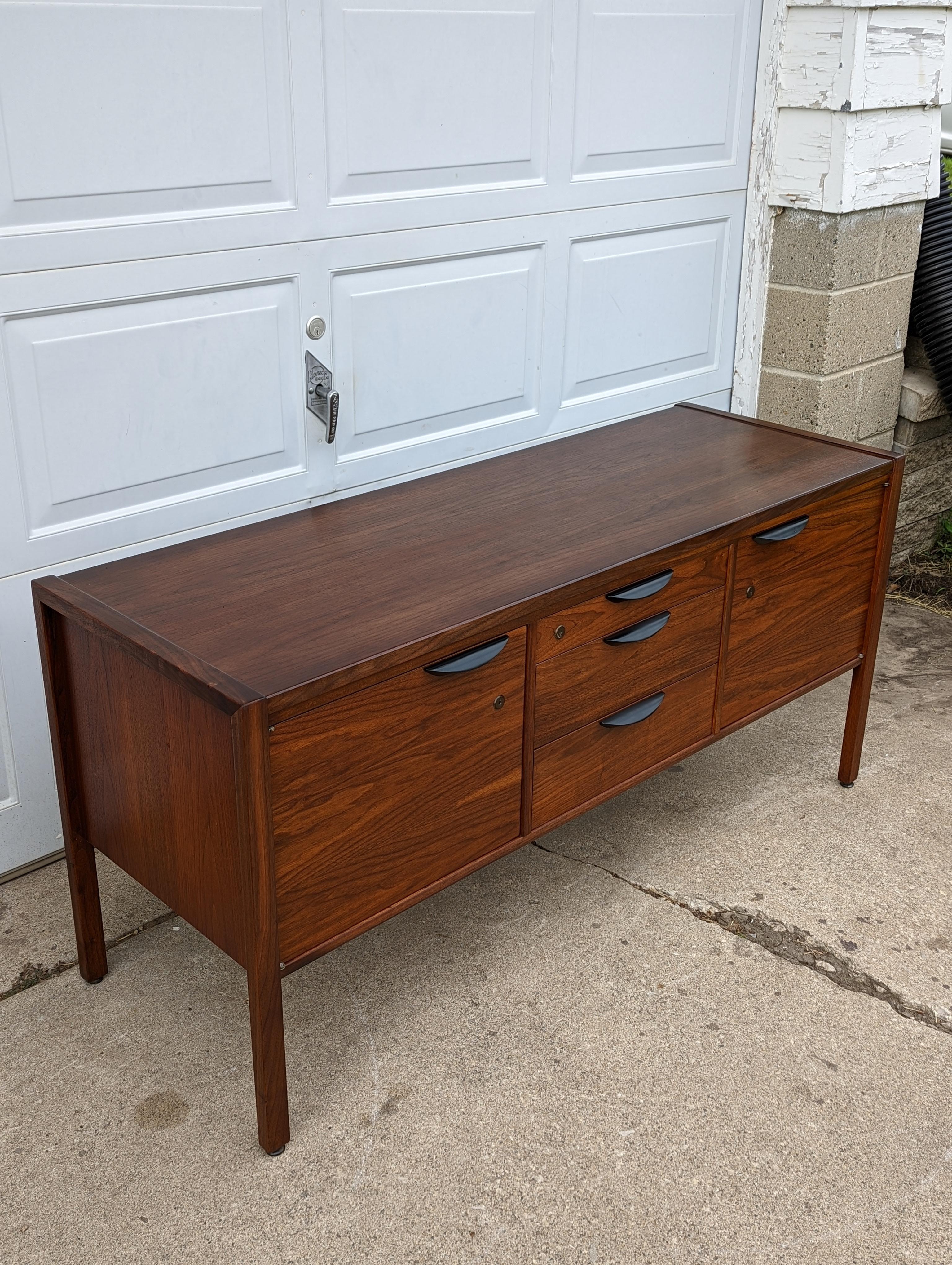1950s Danish Modern Walnut Credenza by Jens Risom In Good Condition In Cedar Falls, IA