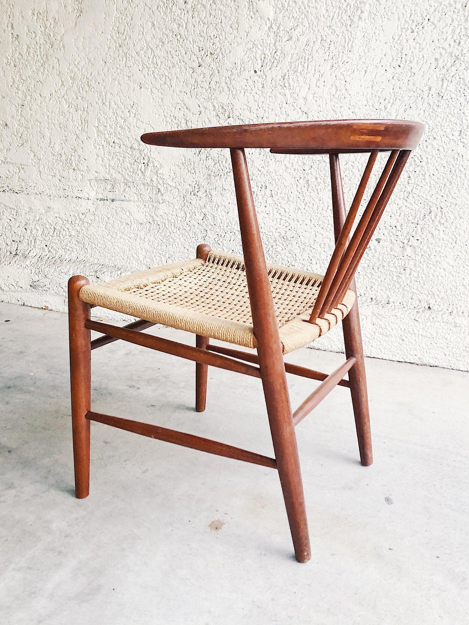 Hand-Carved “24GT” Side chair by Illum Wikkelsø for Niels Eilersen, Denmark, c. 1959 For Sale
