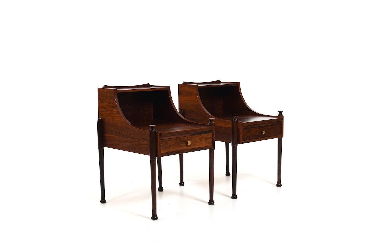 Coppia di comodini danesi di alta qualità con gambe rotonde e cassetto. Realizzato in legno pregiato come il noce. Danimarca, primi anni '50. Design di Christian Linneberg (ma non ne sono sicuro)