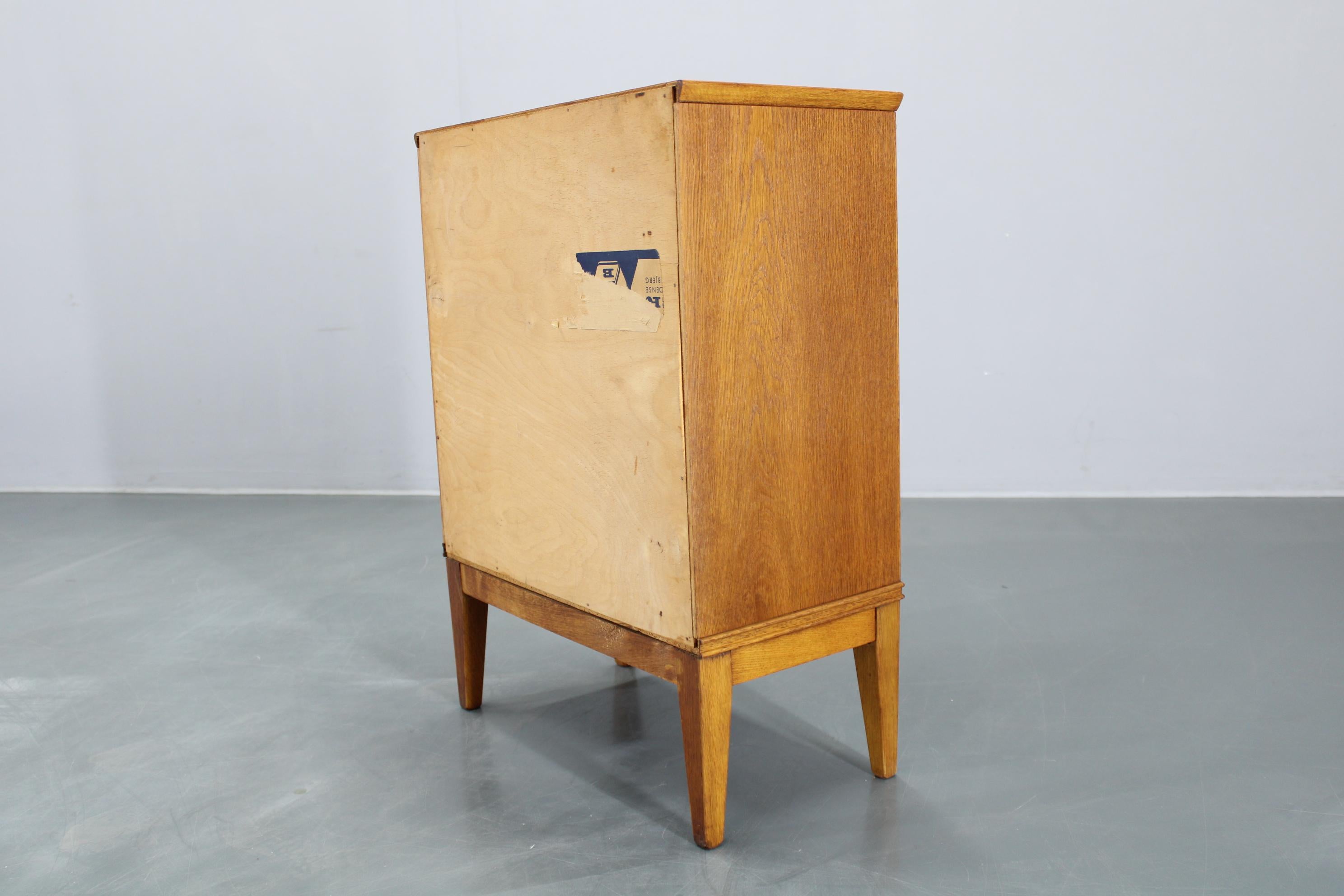 Cómoda danesa de roble de los años 50 en venta 1