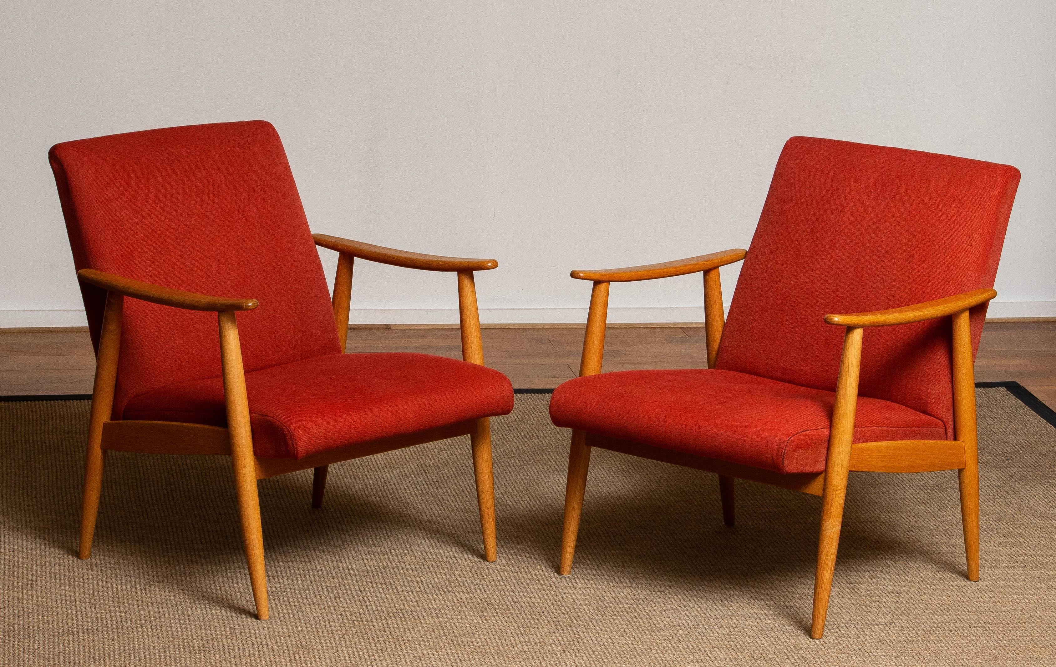 1950s Danish Pair of Slim Oak Cigar / Lounge Chairs Upholstered Vintage Red Wool In Good Condition In Silvolde, Gelderland