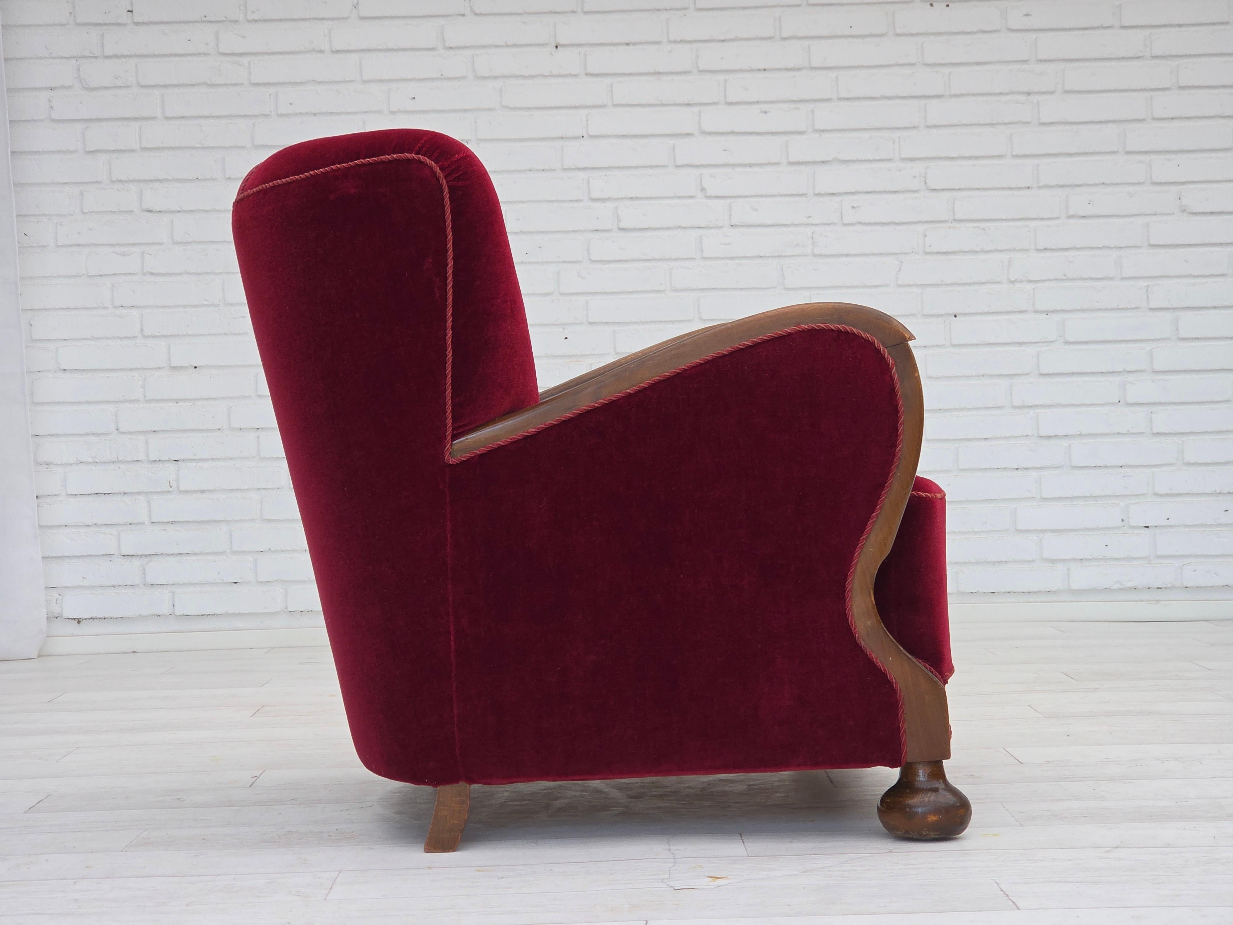 Anni '50, poltrona relax Wood, velluto rosso ciliegia, legno di faggio scuro. in vendita 3