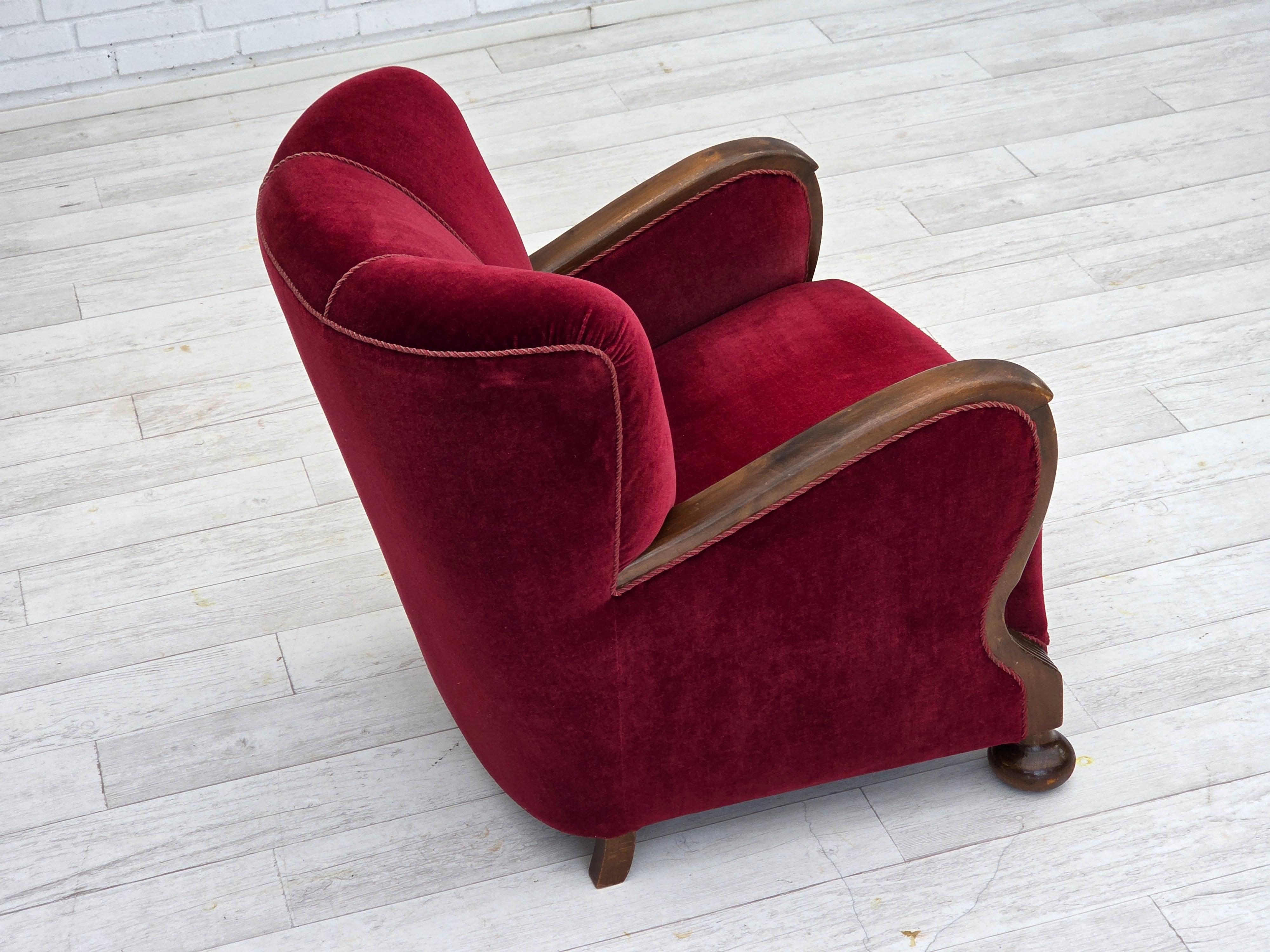 Anni '50, poltrona relax Wood, velluto rosso ciliegia, legno di faggio scuro. in vendita 4