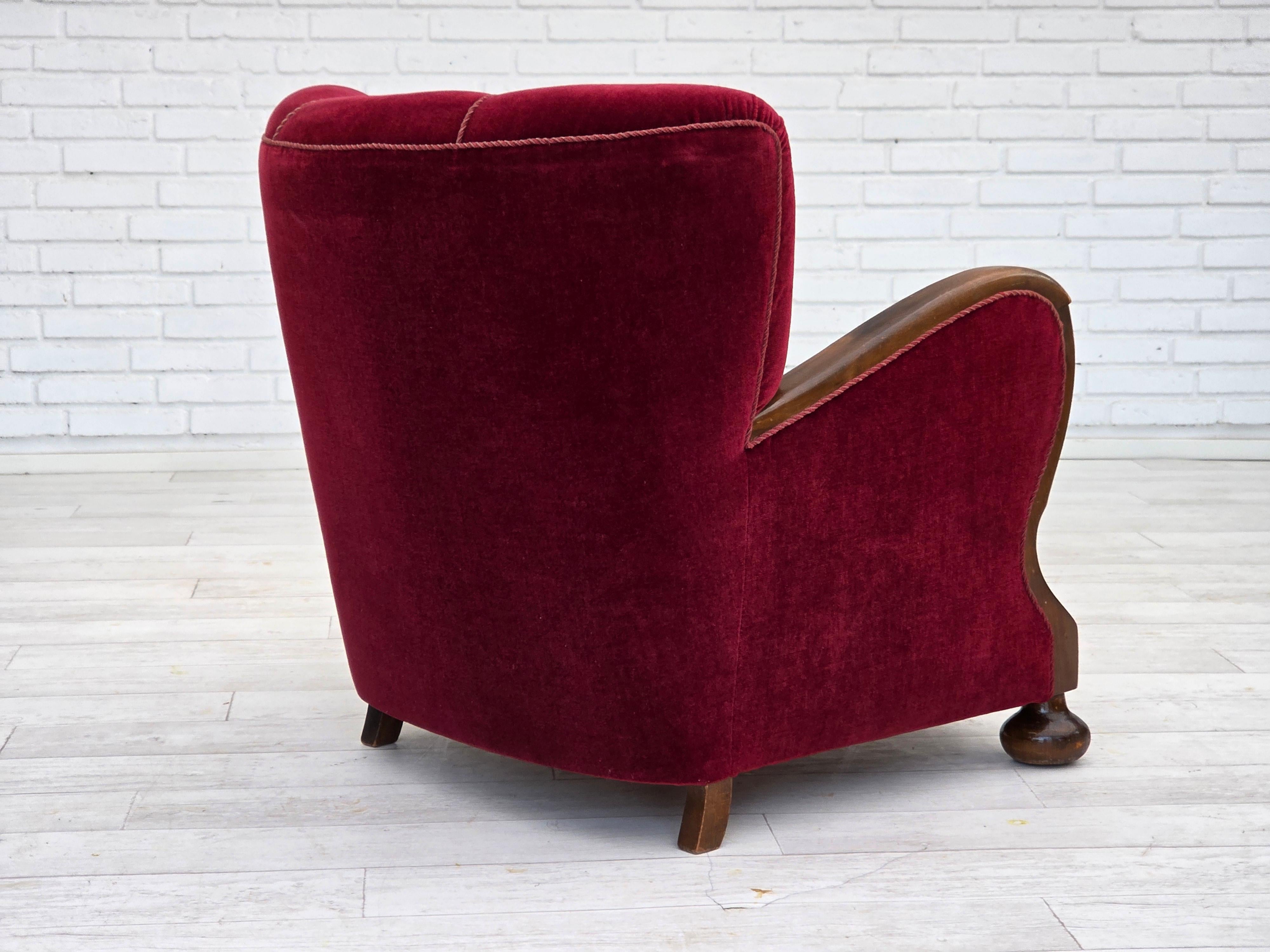 Anni '50, poltrona relax Wood, velluto rosso ciliegia, legno di faggio scuro. in vendita 5