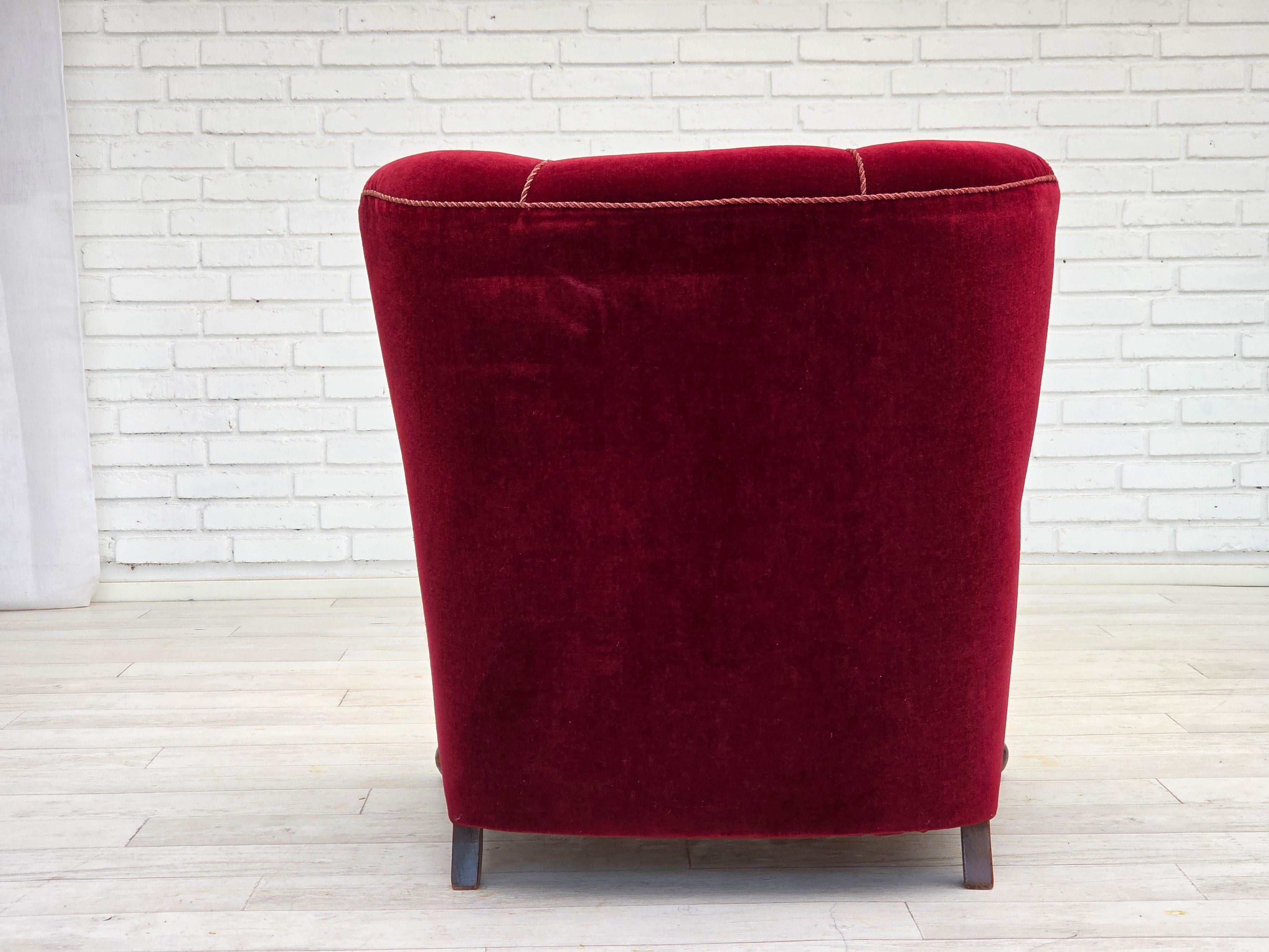 Anni '50, poltrona relax Wood, velluto rosso ciliegia, legno di faggio scuro. in vendita 6