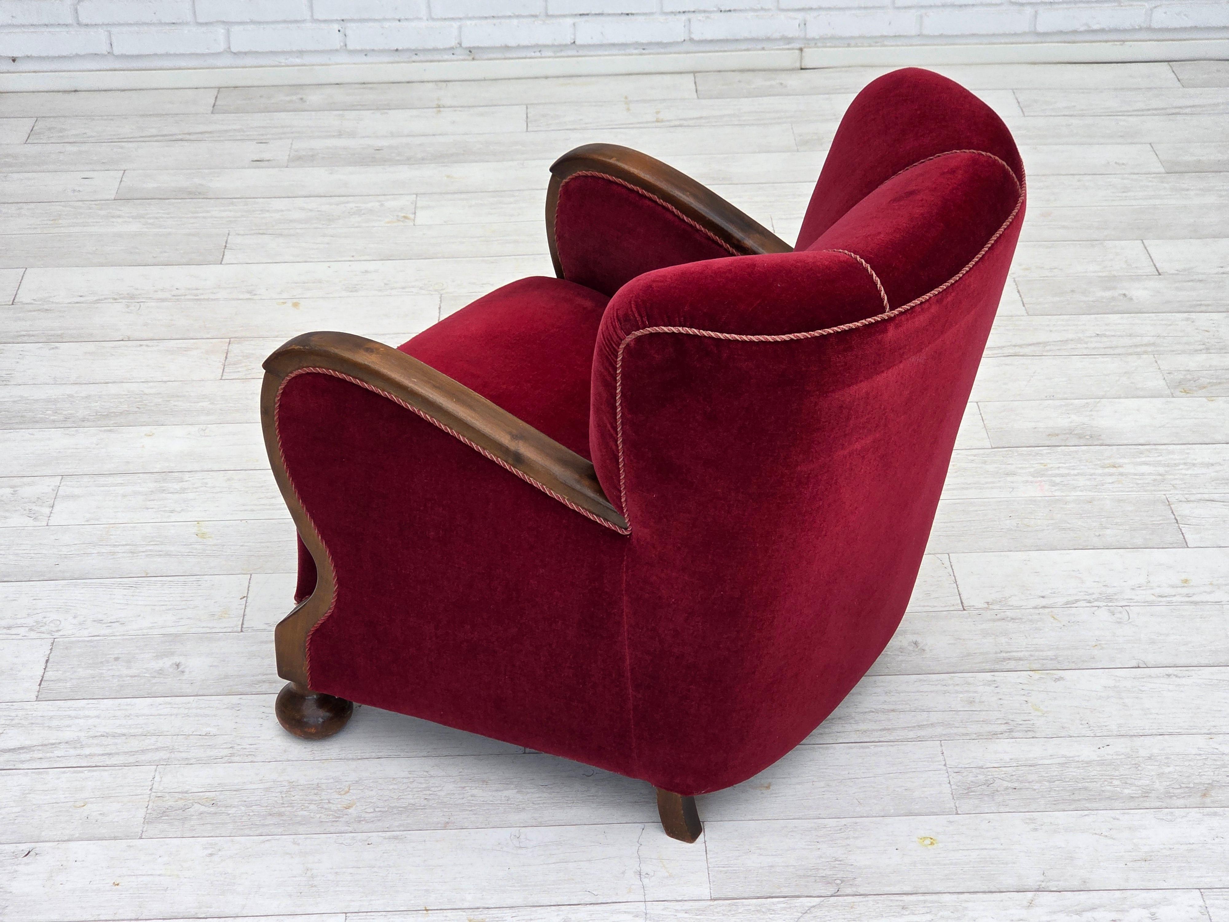 Anni '50, poltrona relax Wood, velluto rosso ciliegia, legno di faggio scuro. in vendita 7