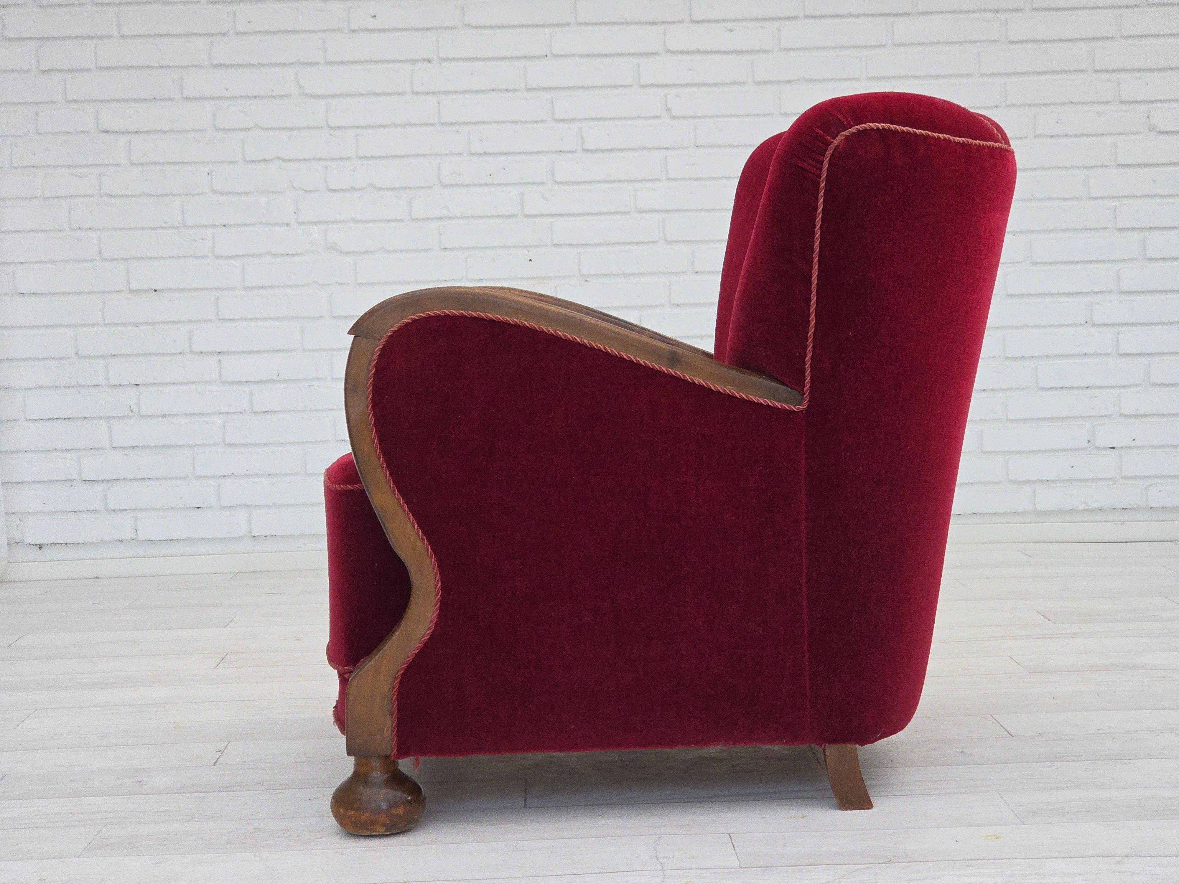 Anni '50, poltrona relax Wood, velluto rosso ciliegia, legno di faggio scuro. in vendita 9