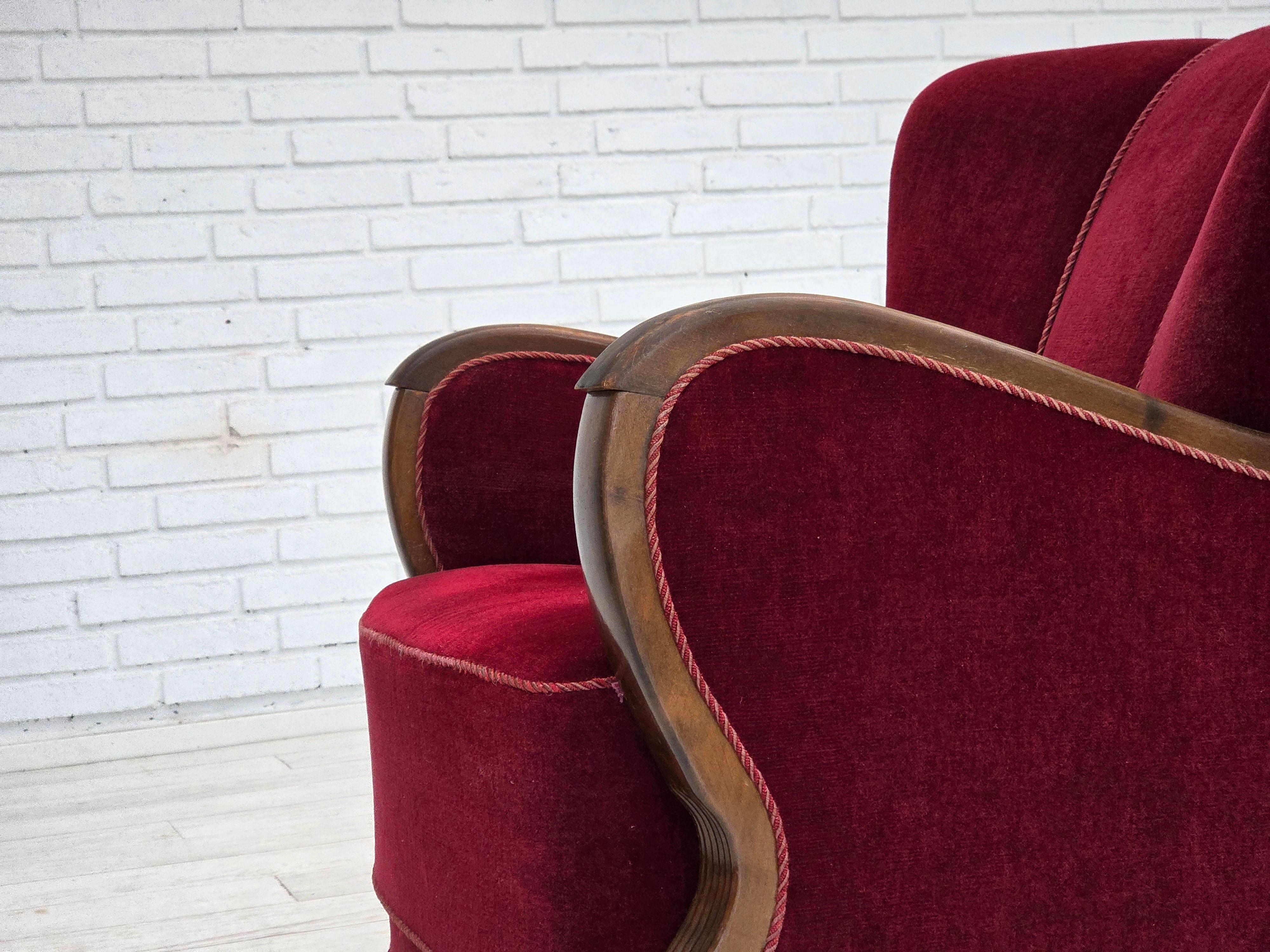 Anni '50, poltrona relax Wood, velluto rosso ciliegia, legno di faggio scuro. in vendita 10