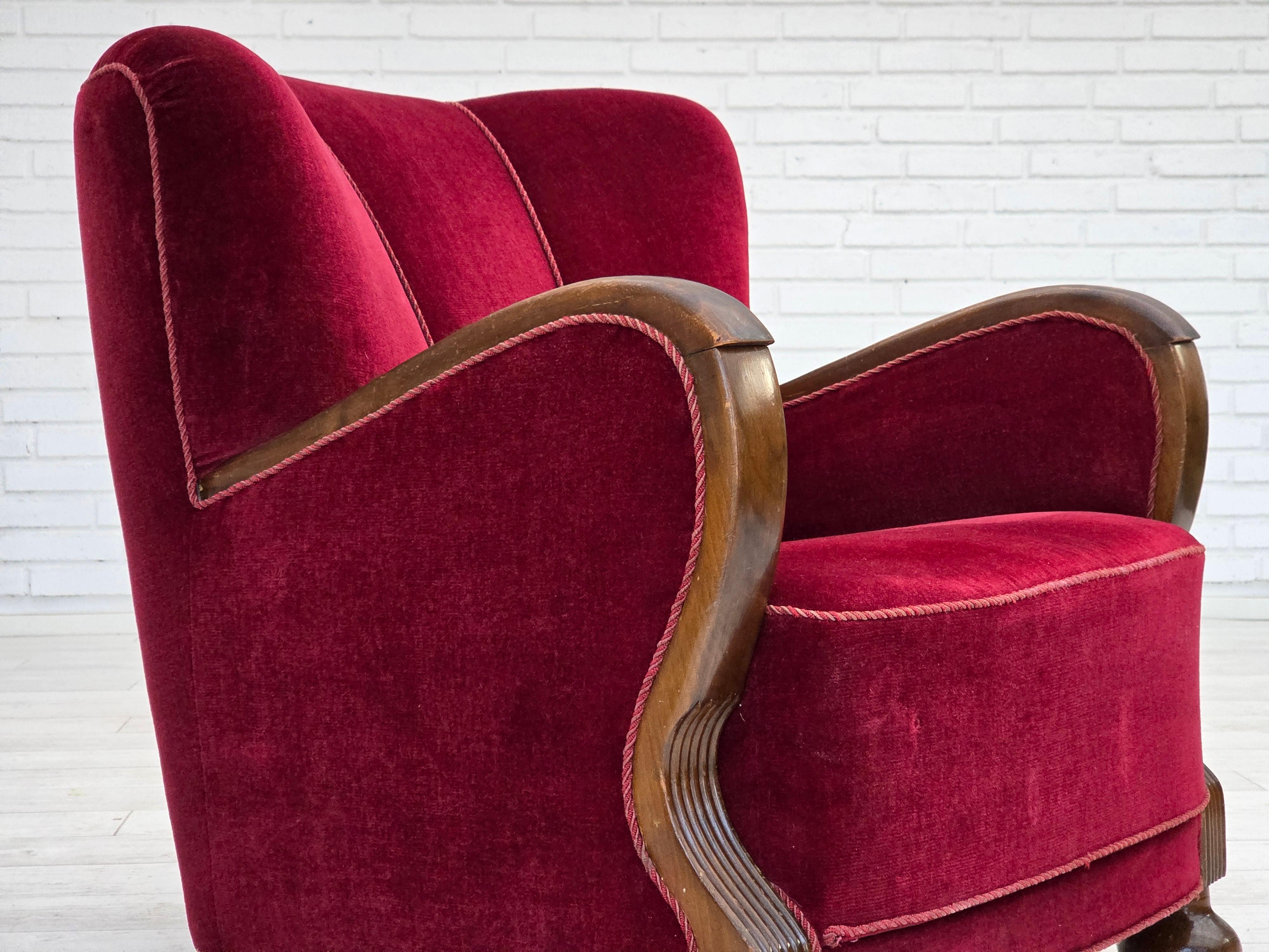 1950, poltrona relax danese. Velluto da arredamento rosso ciliegia, legno di faggio scuro, molle in ottone nella seduta. La sedia è stata tappezzata da un artigiano circa 20 anni fa. Ottime condizioni: nessun odore, nessuna macchia e struttura