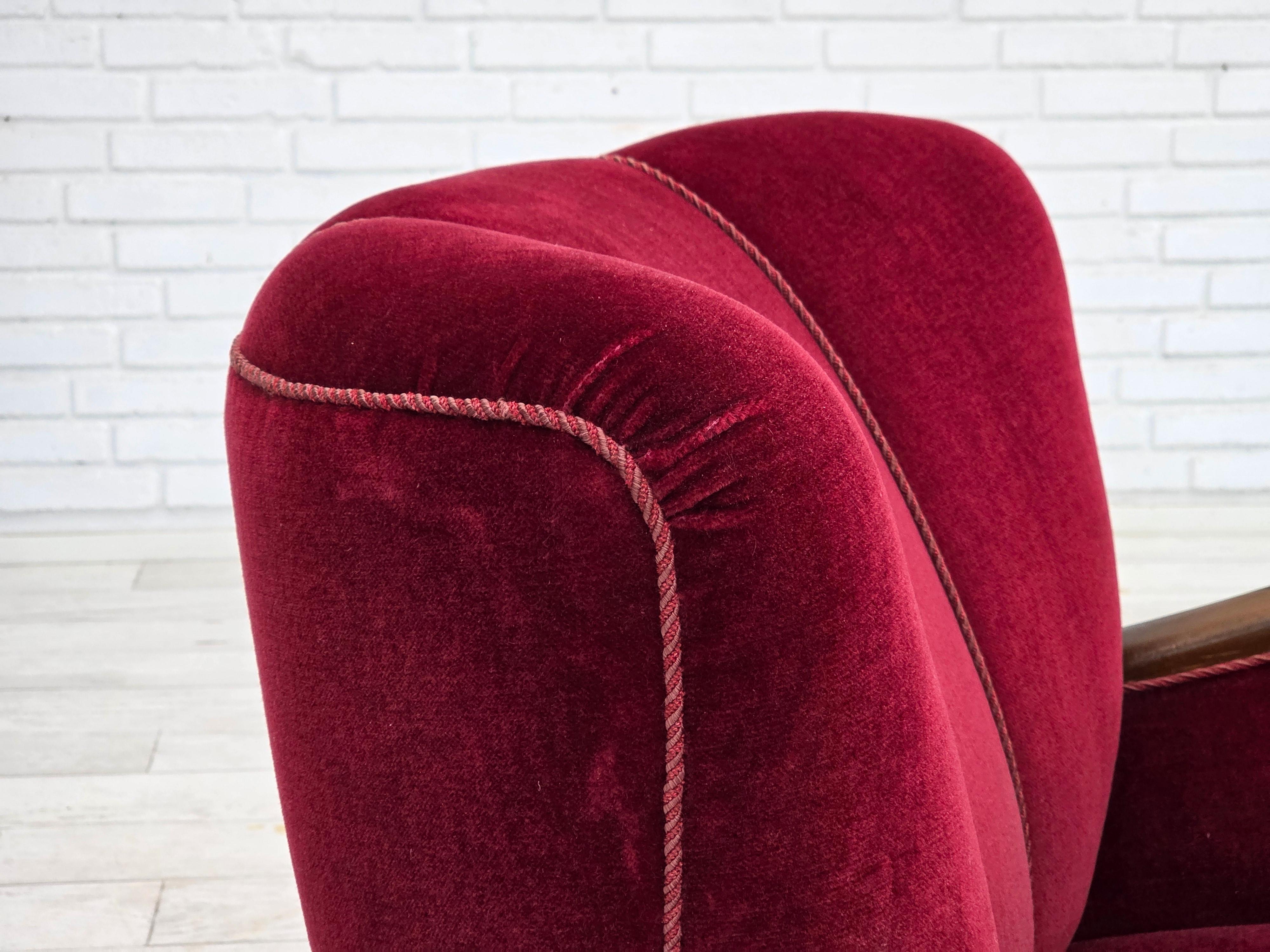 Scandinavo moderno Anni '50, poltrona relax Wood, velluto rosso ciliegia, legno di faggio scuro. in vendita