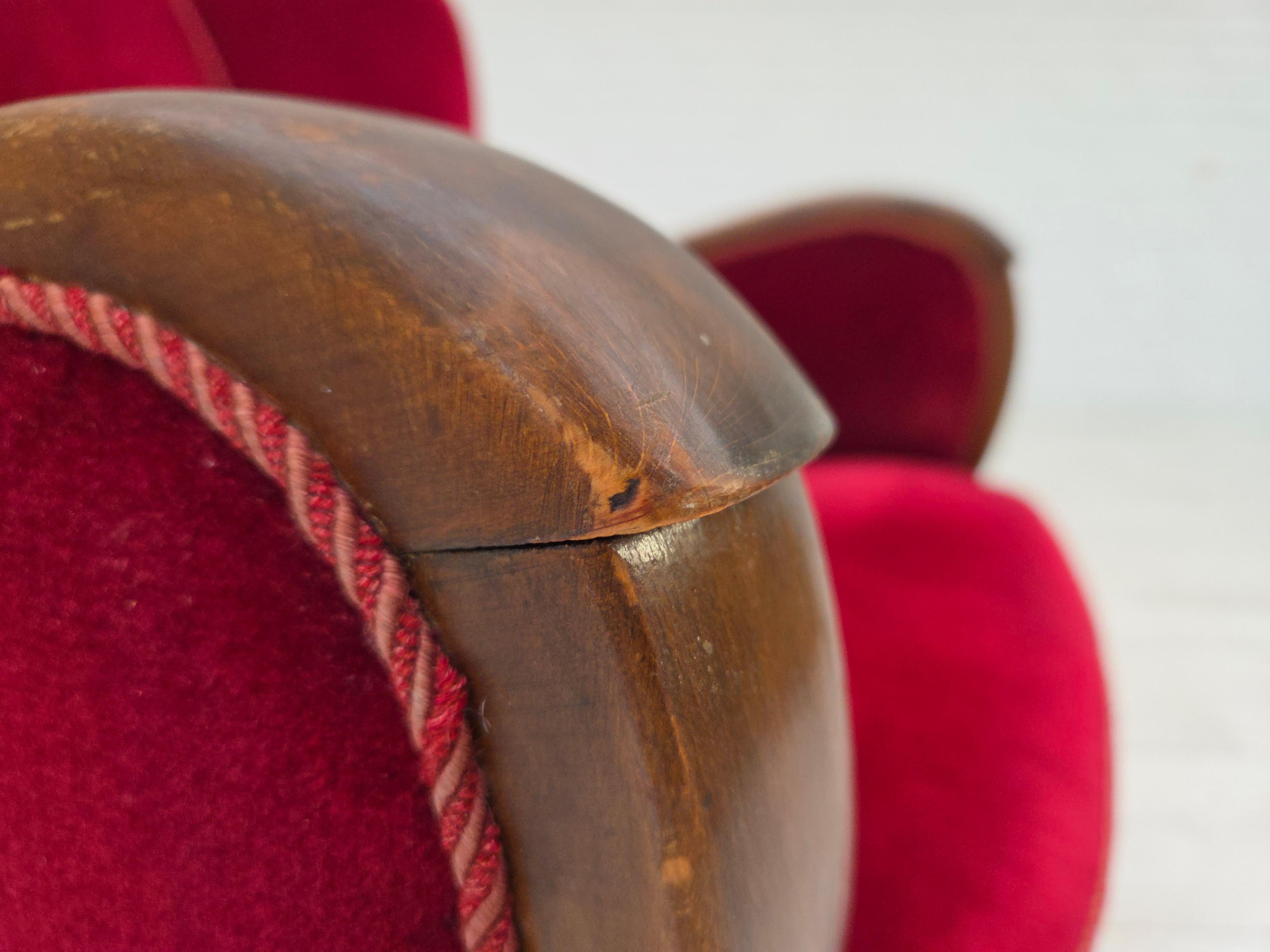 Anni '50, poltrona relax Wood, velluto rosso ciliegia, legno di faggio scuro. In condizioni buone in vendita a Tarm, 82