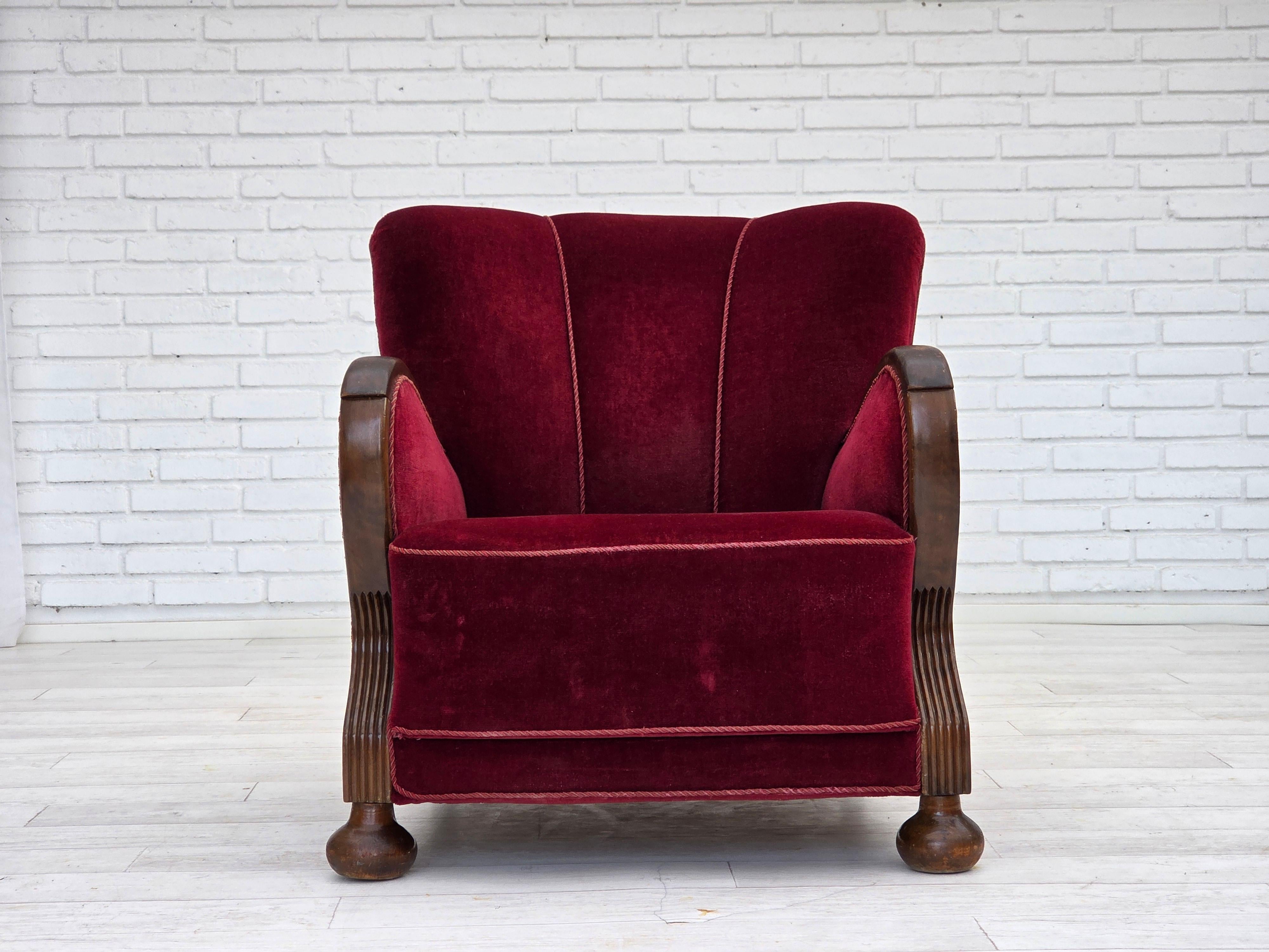 Metà XX secolo Anni '50, poltrona relax Wood, velluto rosso ciliegia, legno di faggio scuro. in vendita